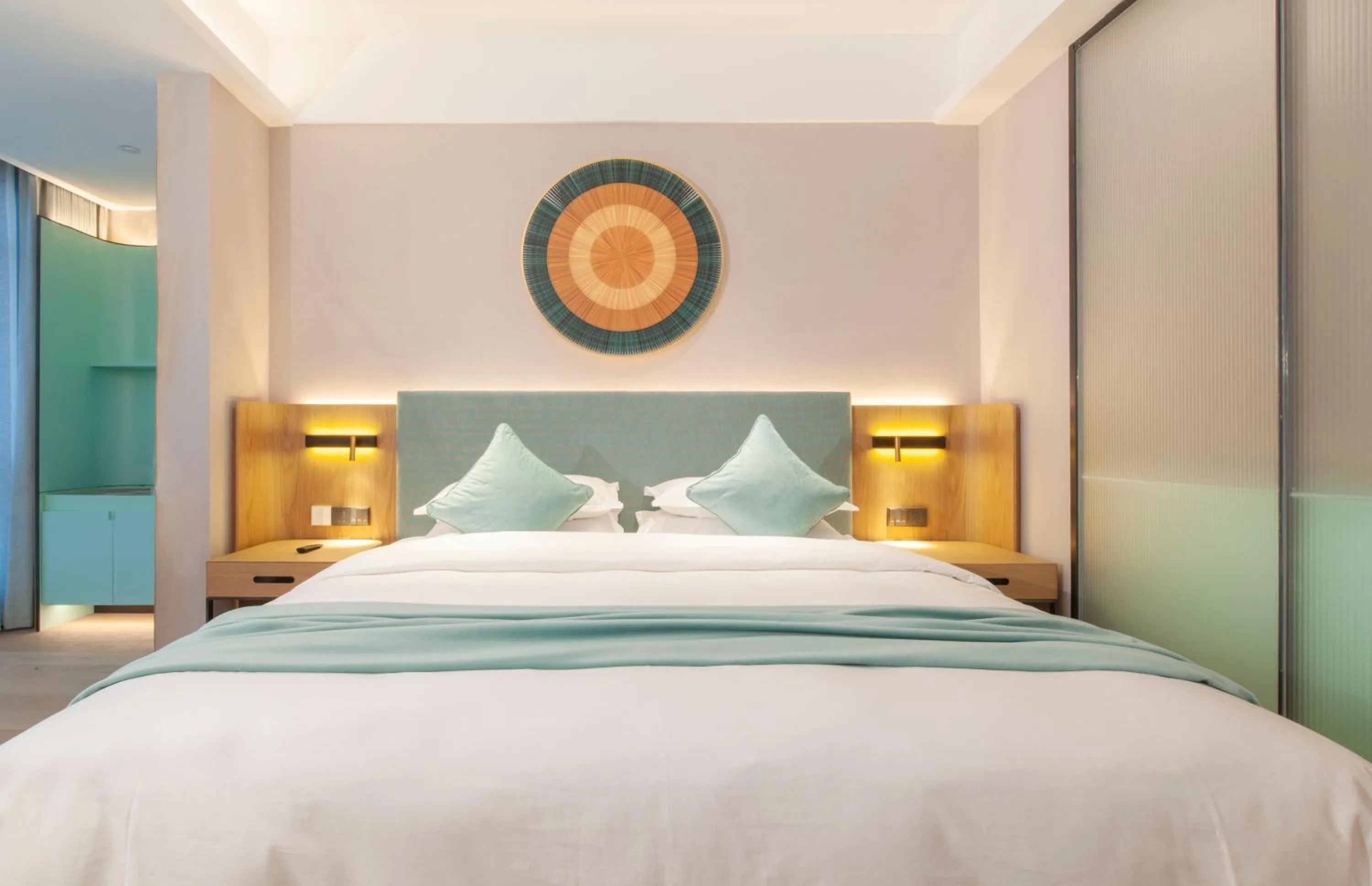 Photo of the whole room, Bed in SSAW Boutique Hotel ZHIJIANG IMPRESSION