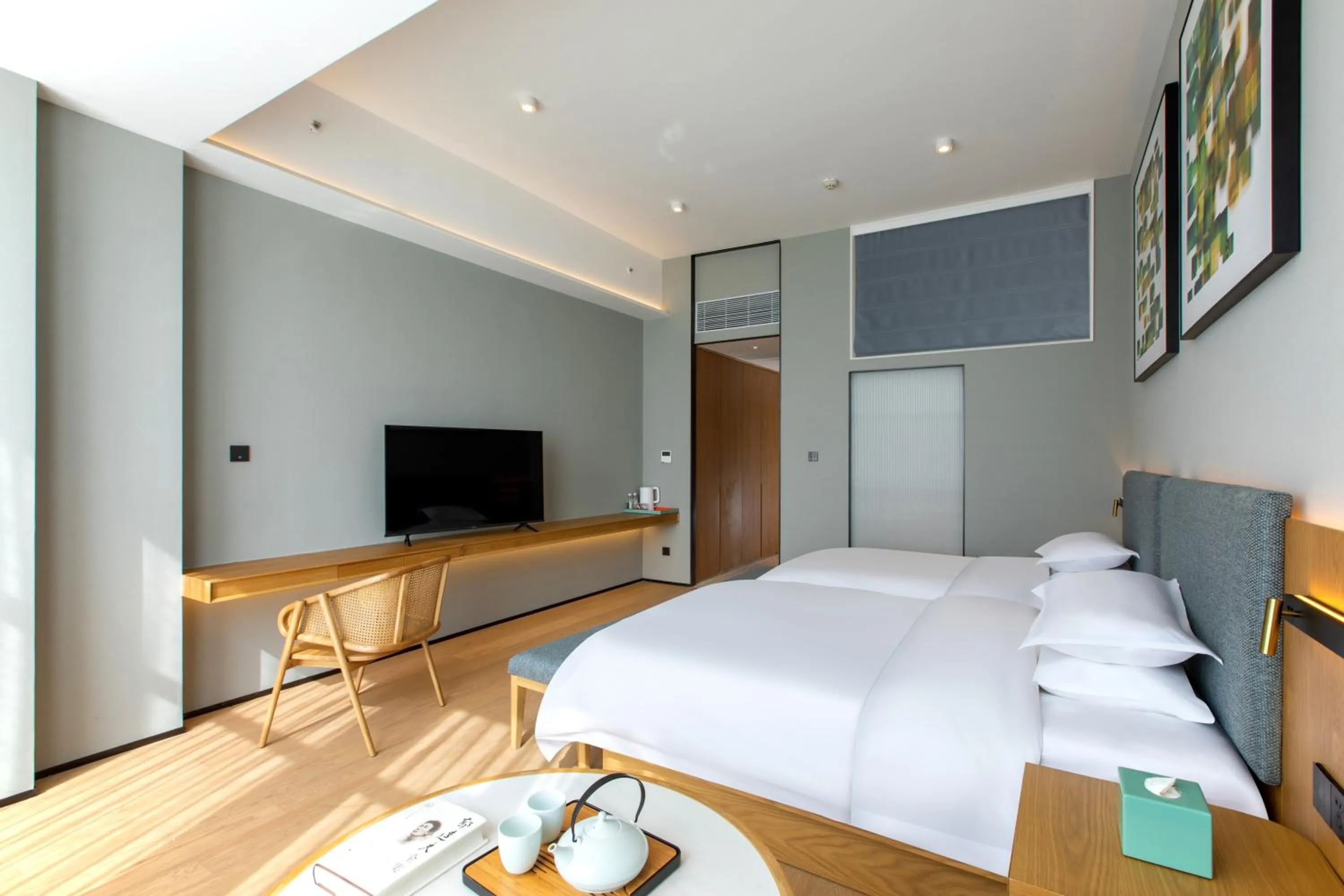 Photo of the whole room, Bed in SSAW Boutique Hotel ZHIJIANG IMPRESSION