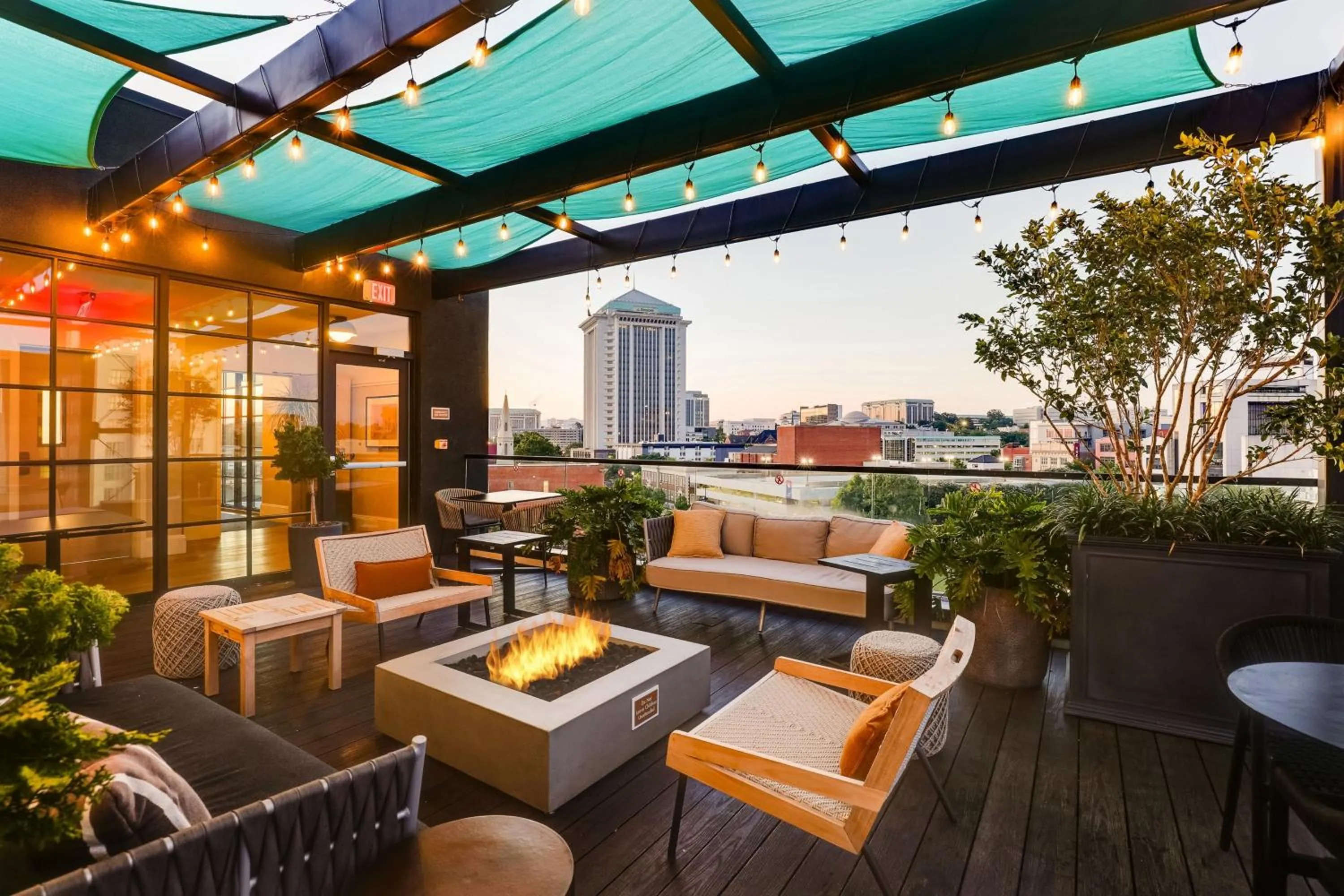 Lounge or bar in Trilogy Hotel Montgomery, Autograph Collection