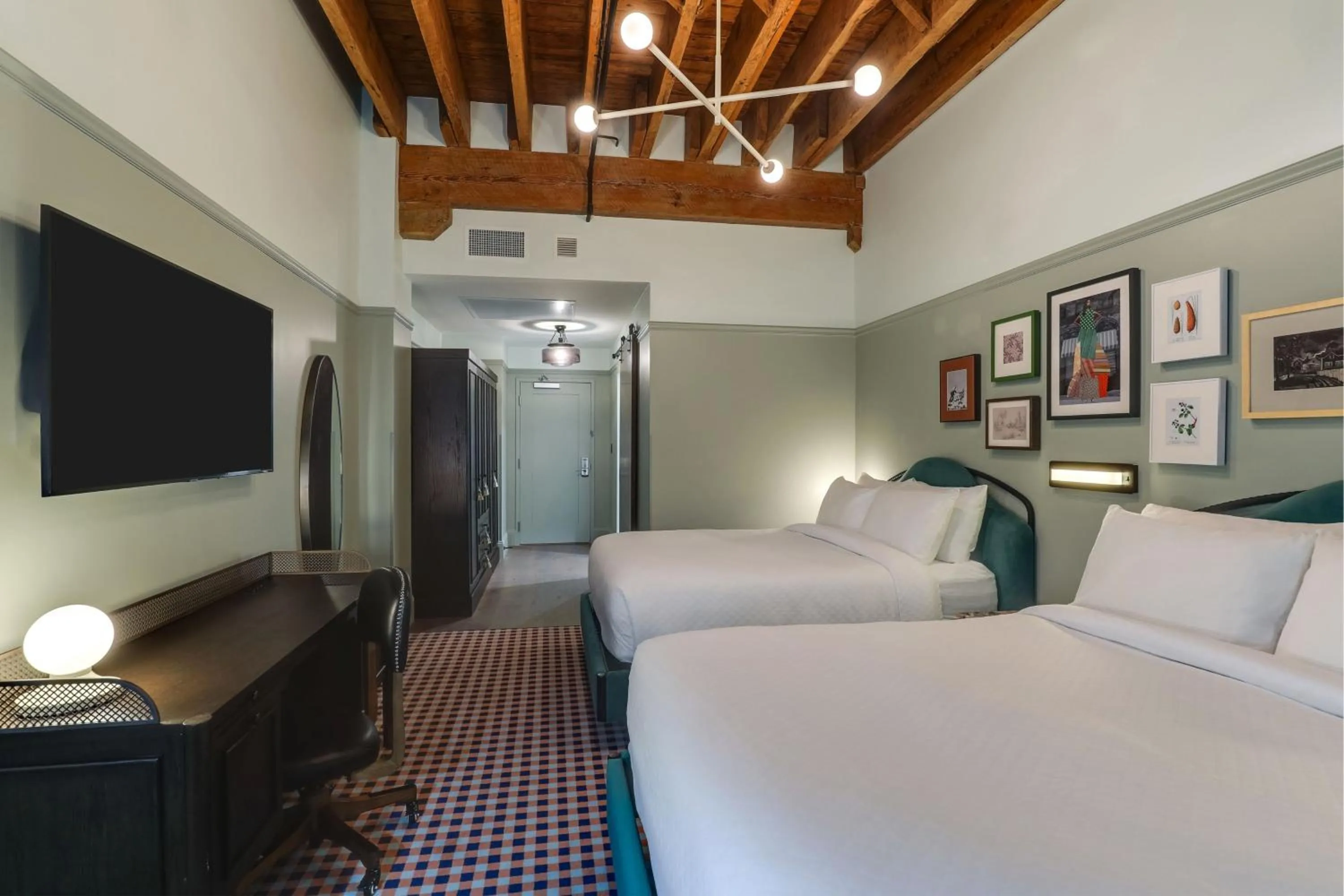 Photo of the whole room, Bed in Trilogy Hotel Montgomery, Autograph Collection