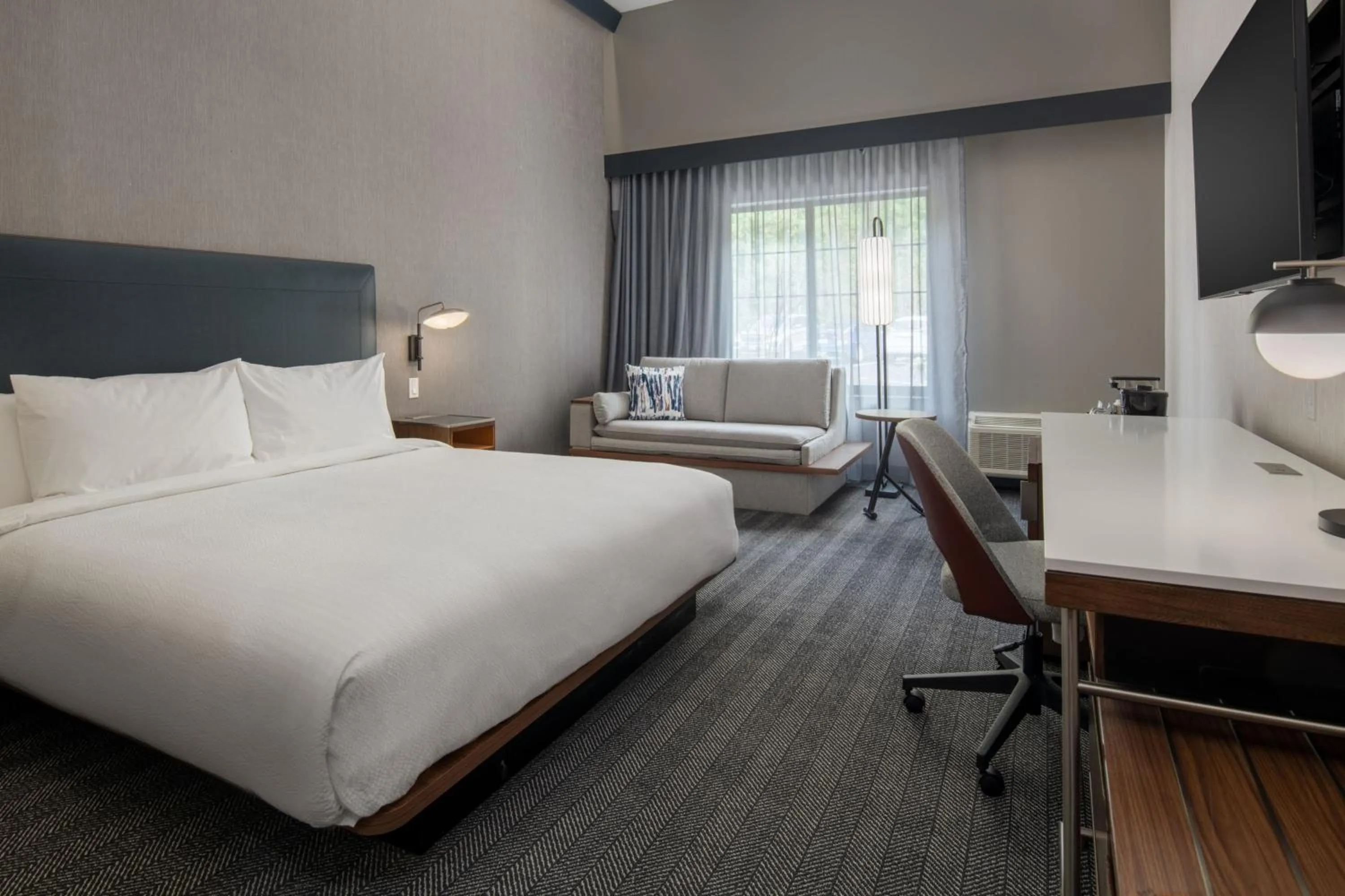 Photo of the whole room, Bed in Courtyard by Marriott Olympia
