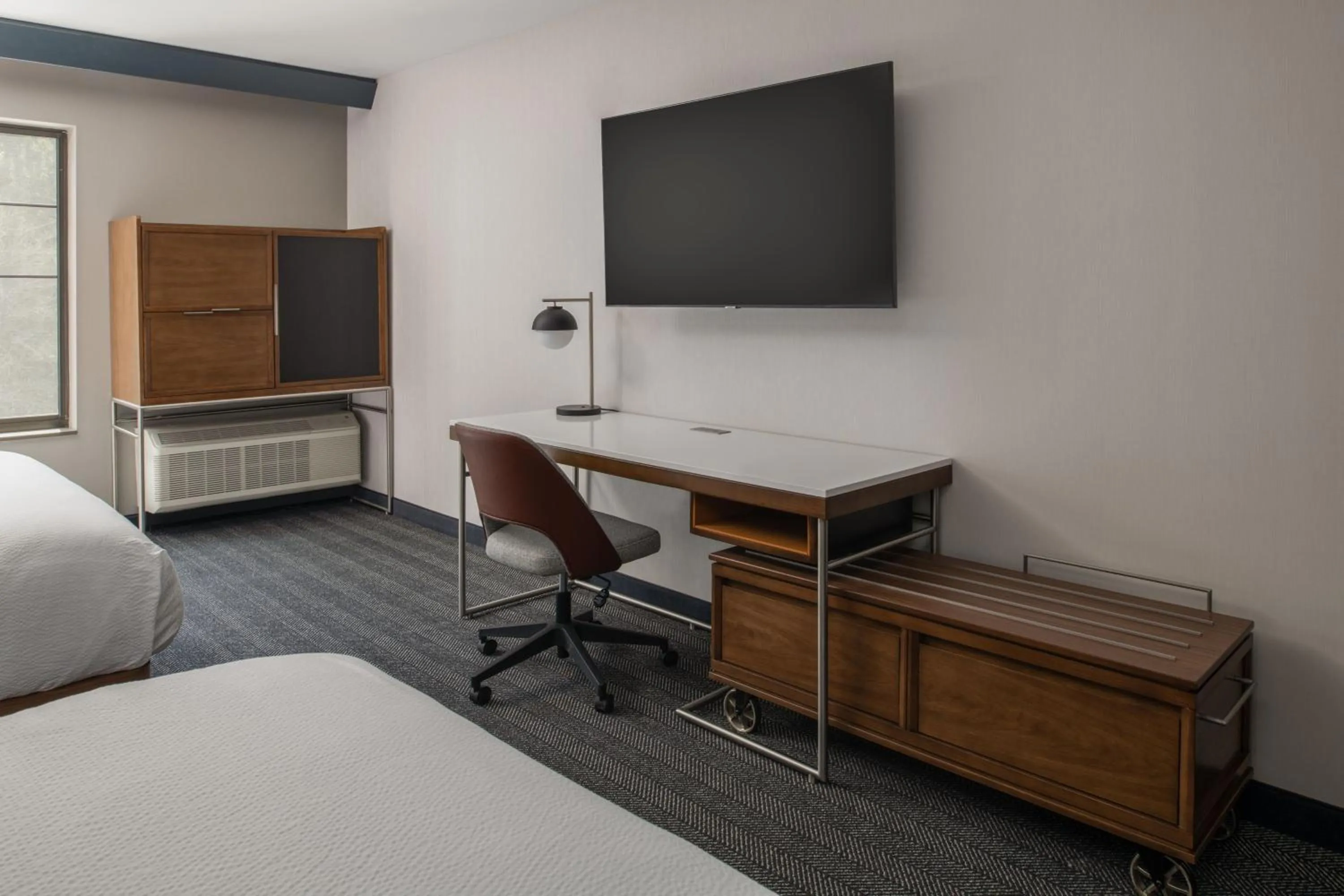 Photo of the whole room, Bed in Courtyard by Marriott Olympia