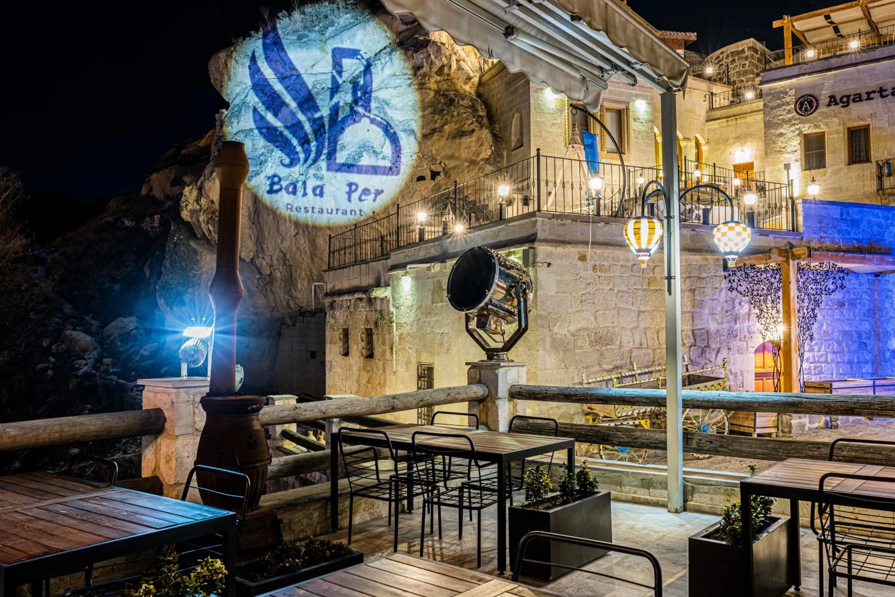 Restaurant/places to eat in Bala Cave House