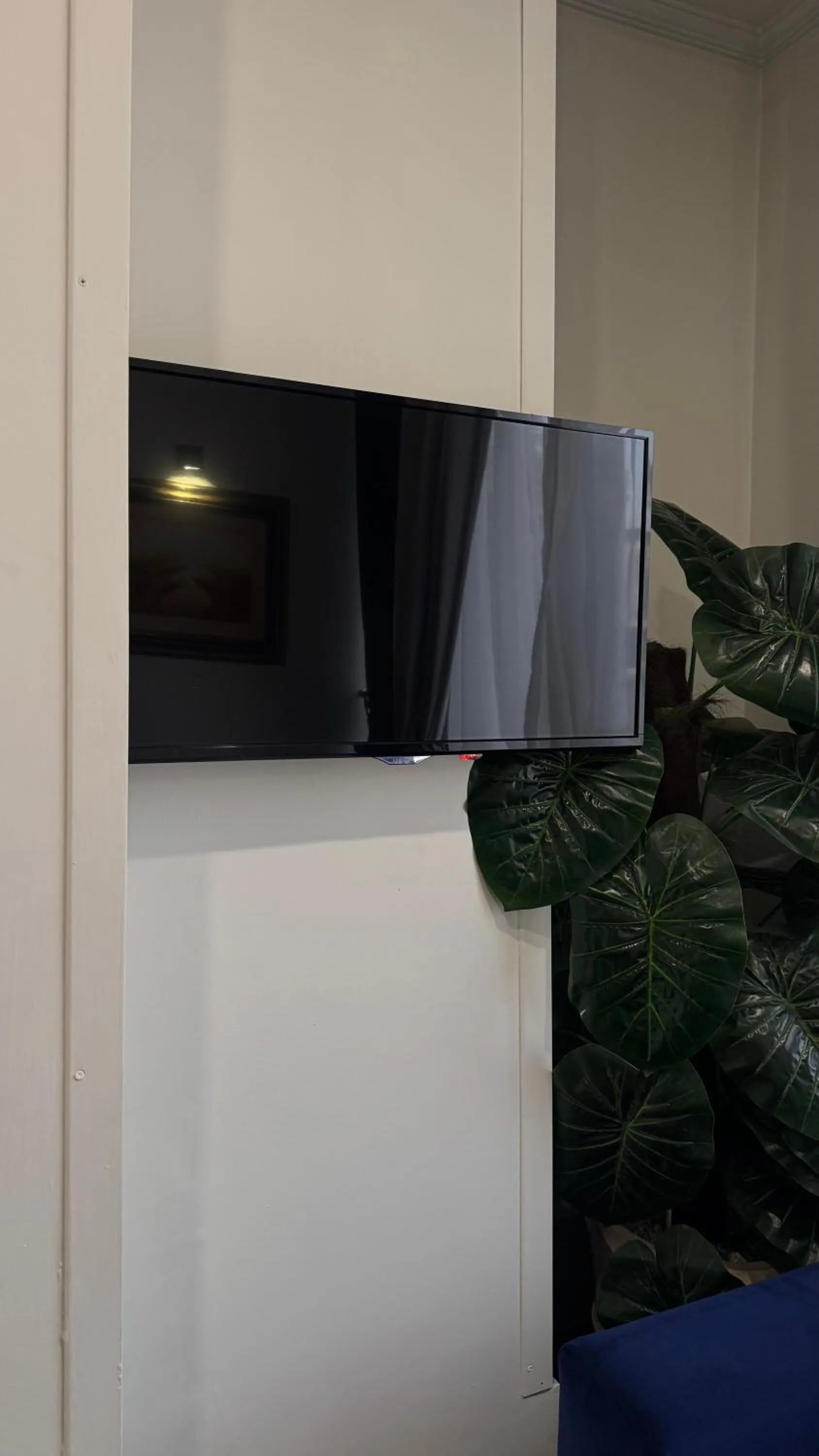 Communal lounge/ TV room in Hotel Oban