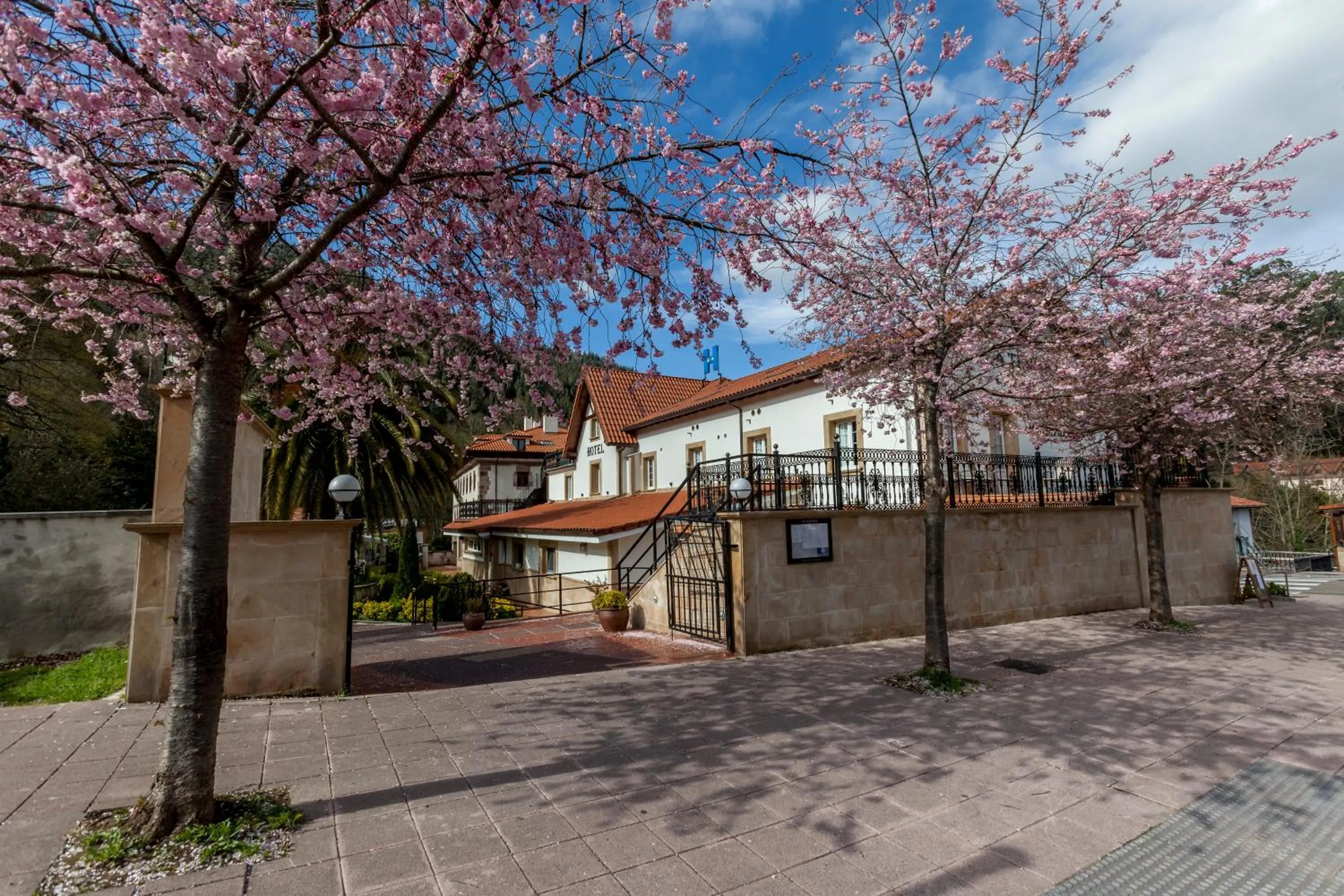 Property building in Hotel La Terraza De Puente Viesgo