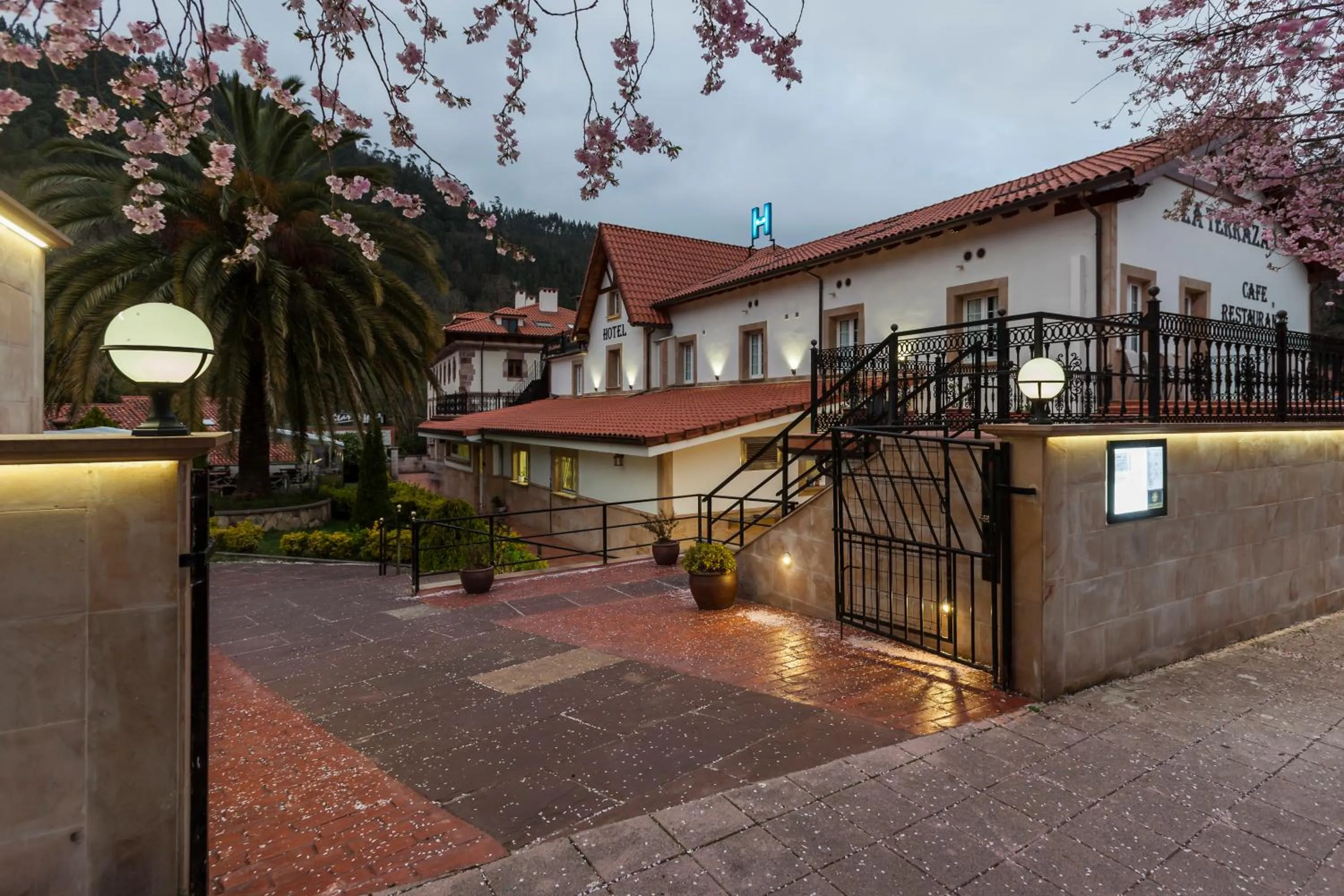 Property building in Hotel La Terraza De Puente Viesgo