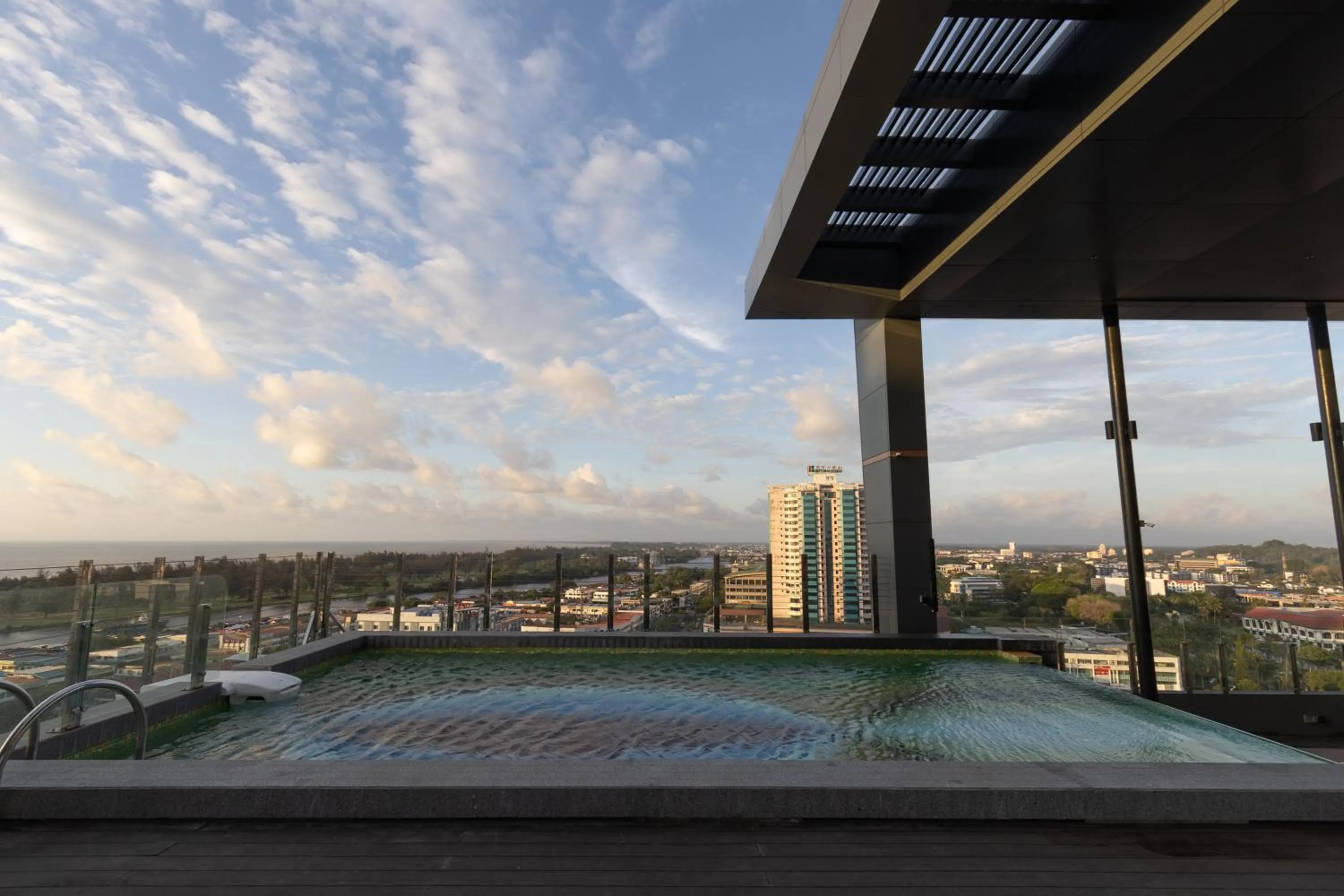 Swimming pool in Mercure Miri City Centre