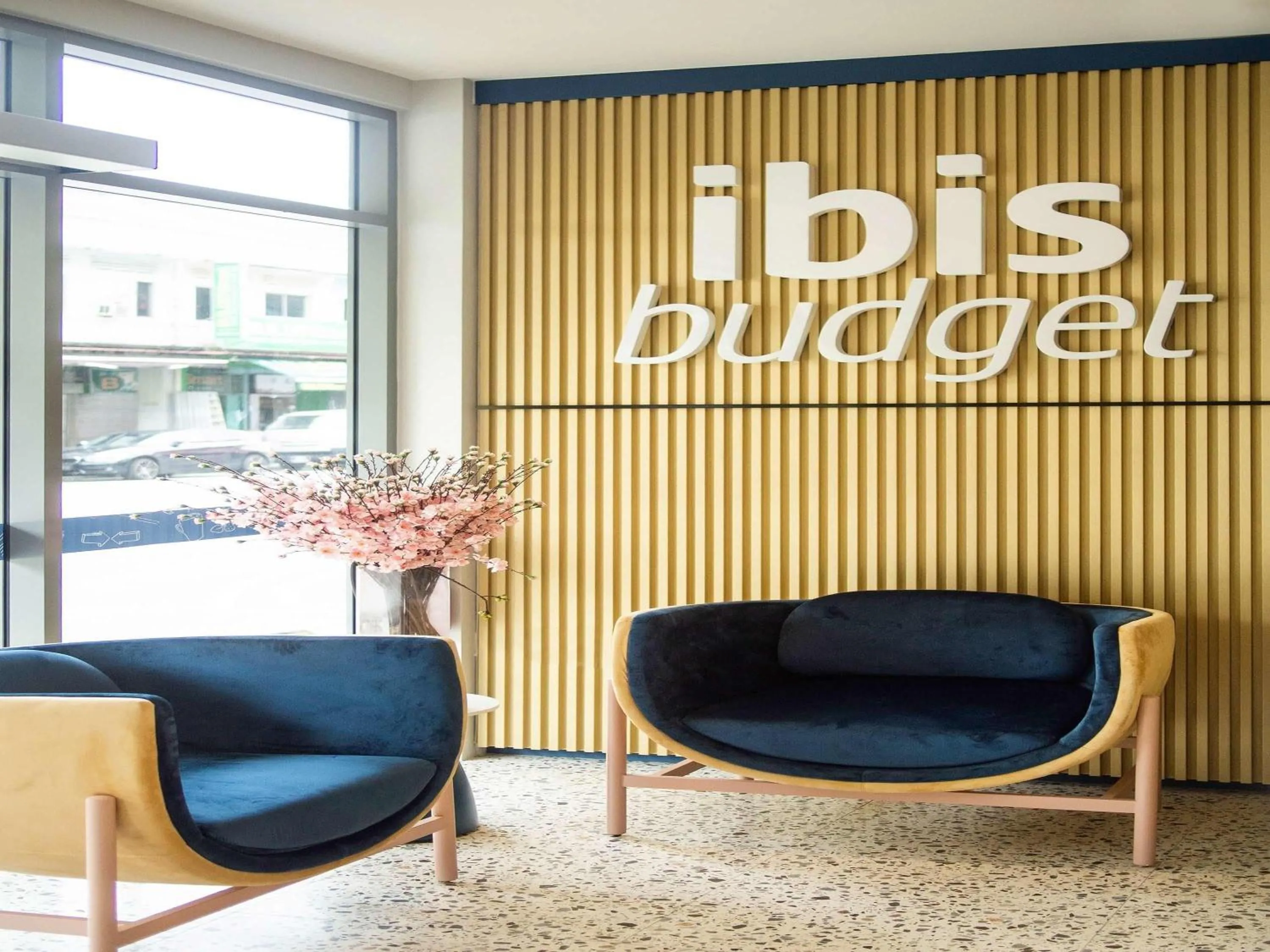 Property building in ibis budget Singapore Gold