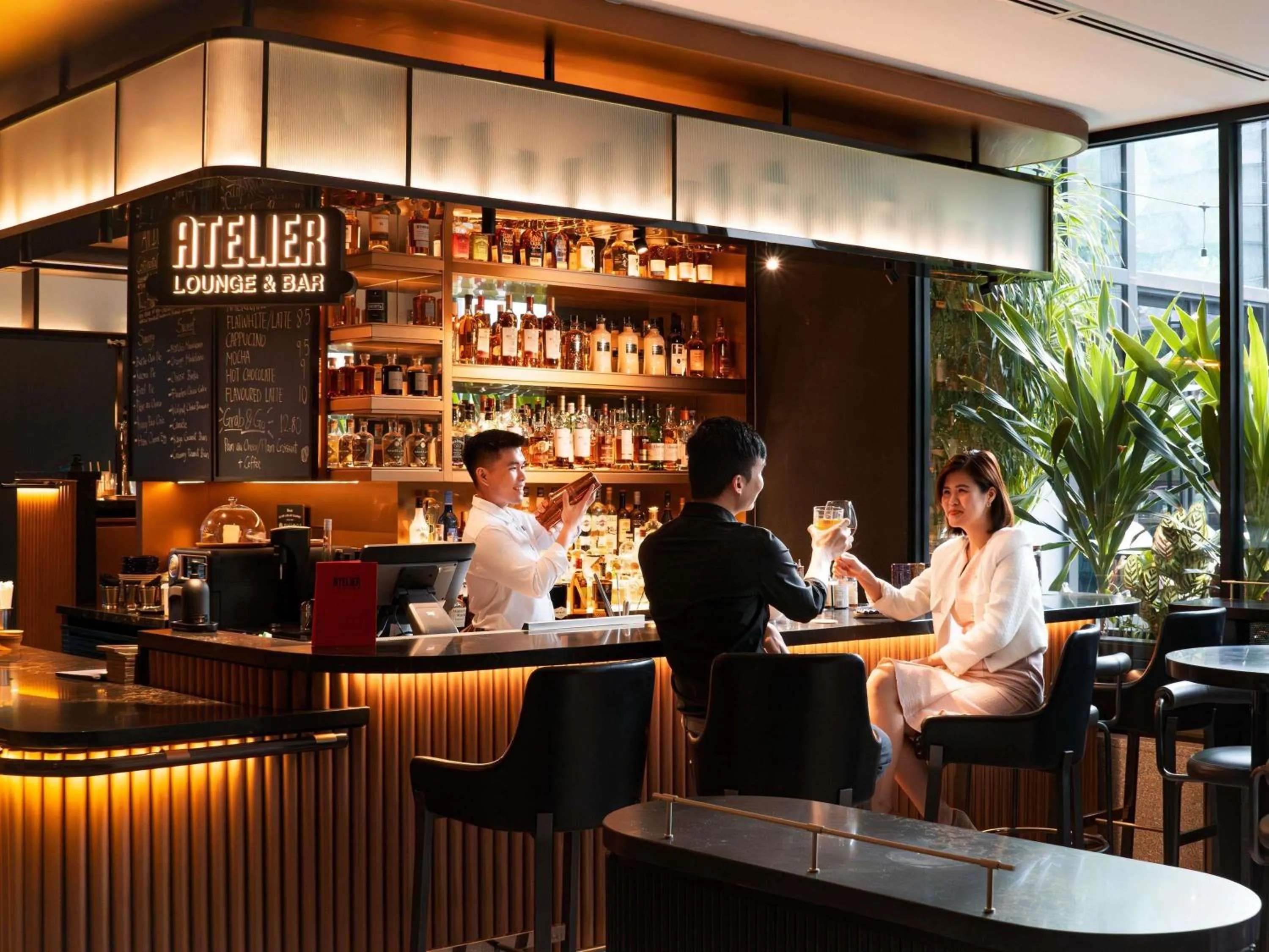 Lounge or bar in Pullman Singapore Orchard