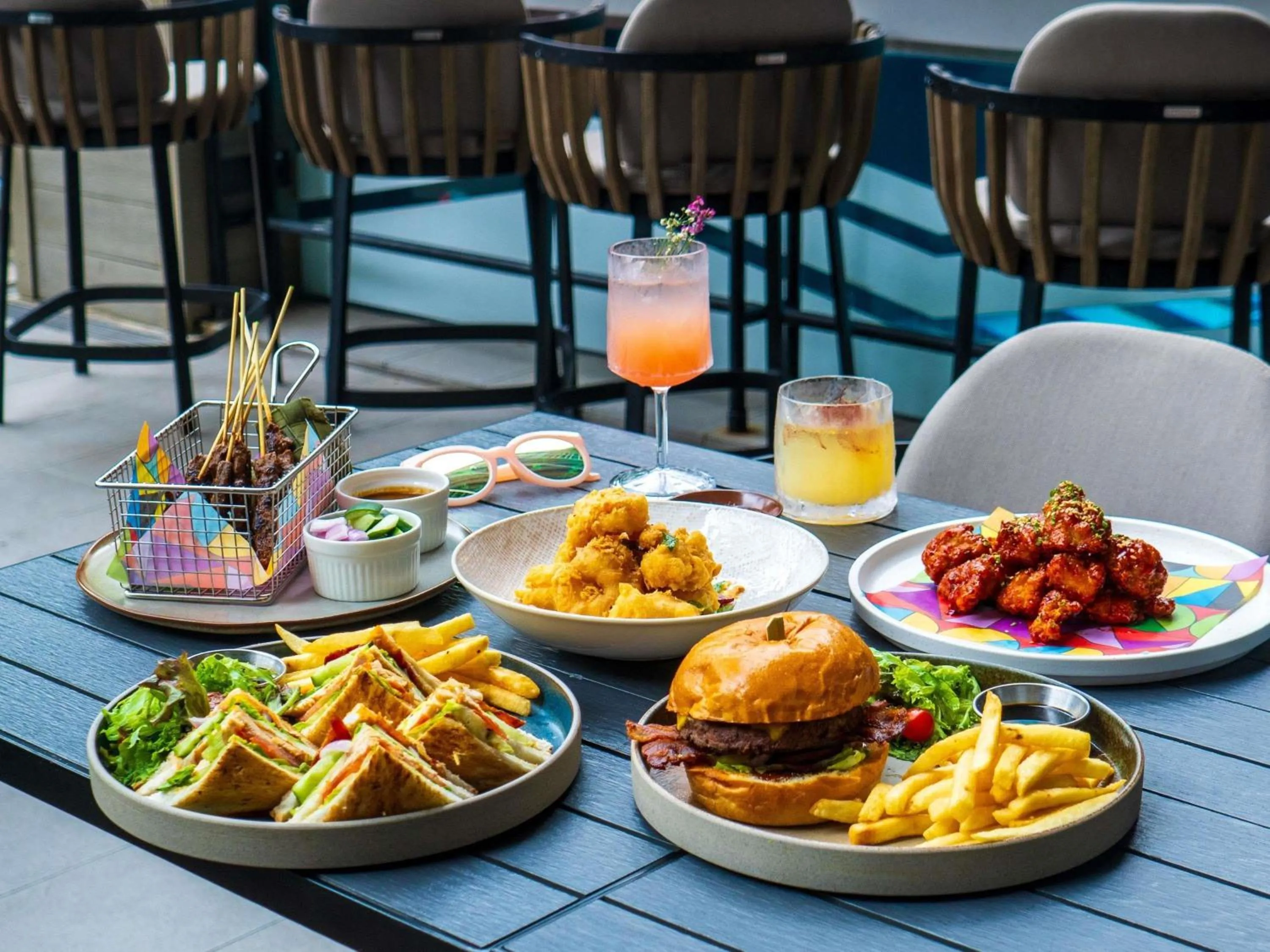 Lounge or bar in Pullman Singapore Orchard