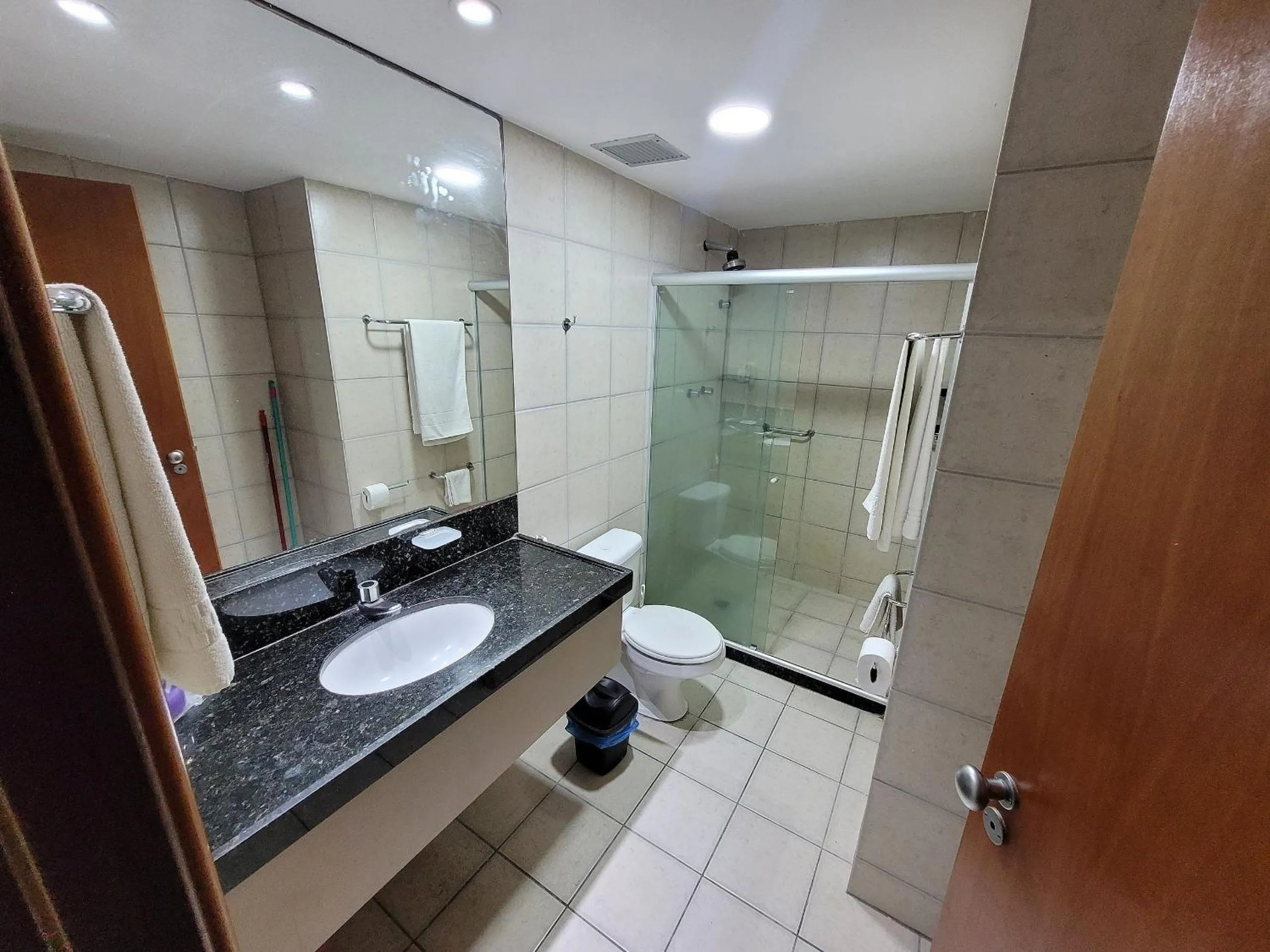 Bathroom in Flat no Condomínio Metrópolis - Ilha do Leite