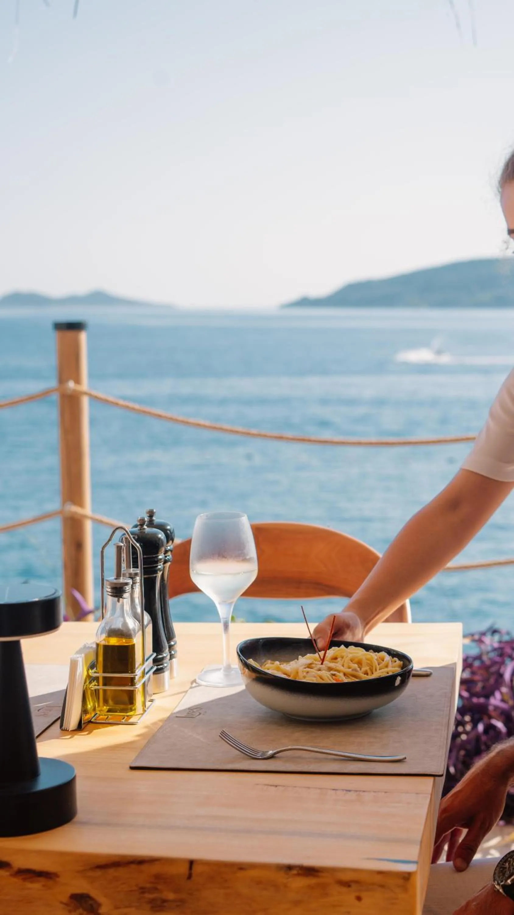 Restaurant/places to eat in Lures Hotel