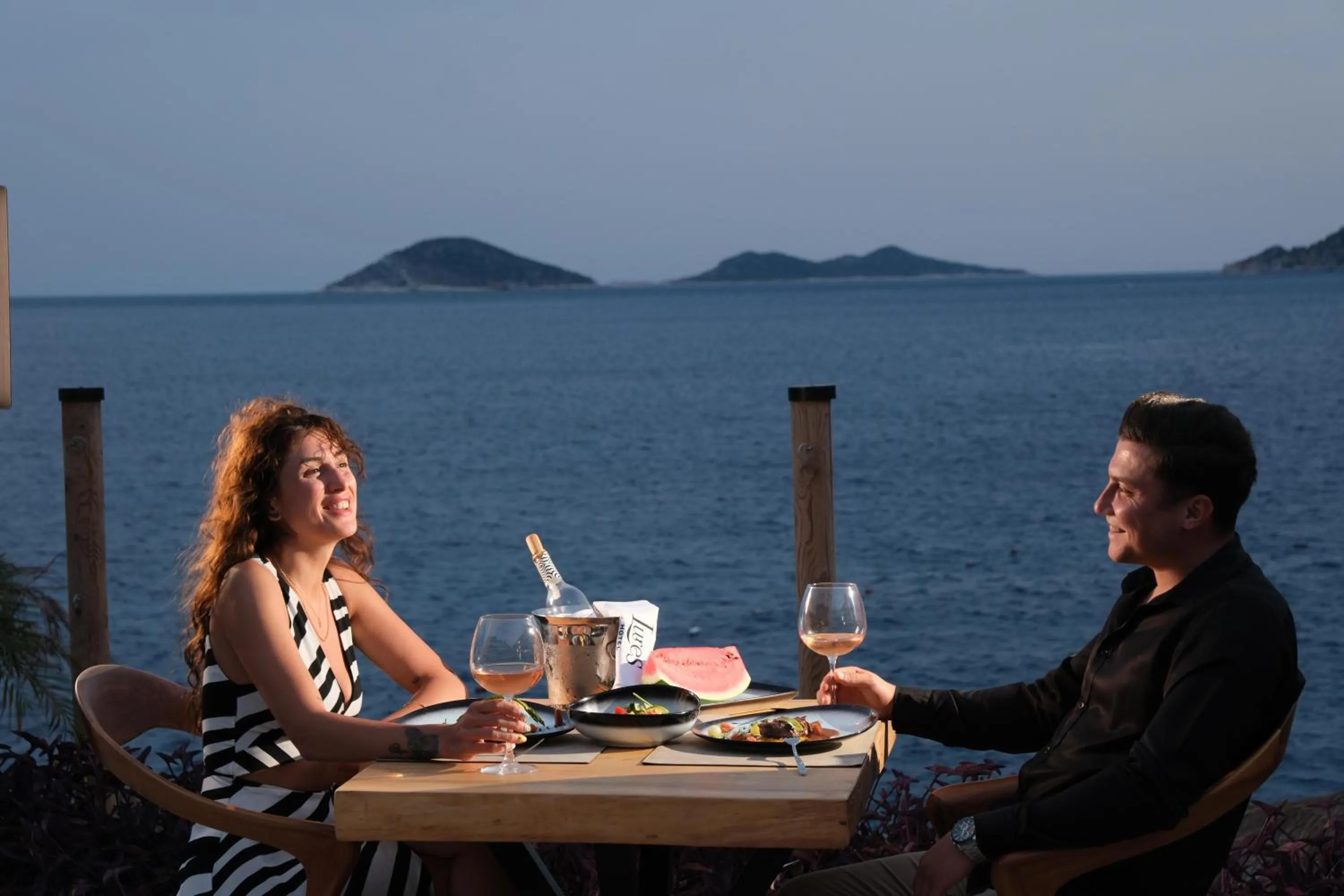 Restaurant/places to eat in Lures Hotel