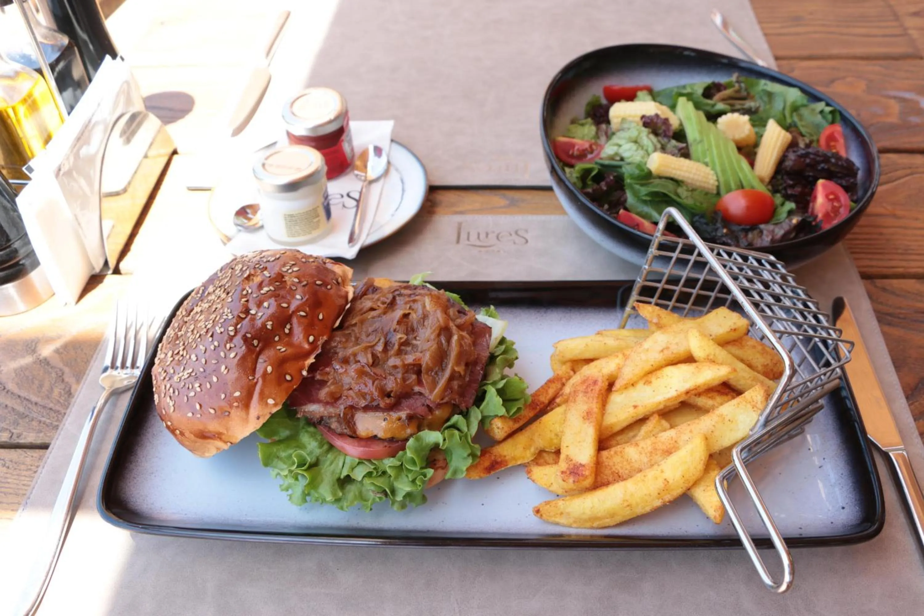 Restaurant/places to eat in Lures Hotel