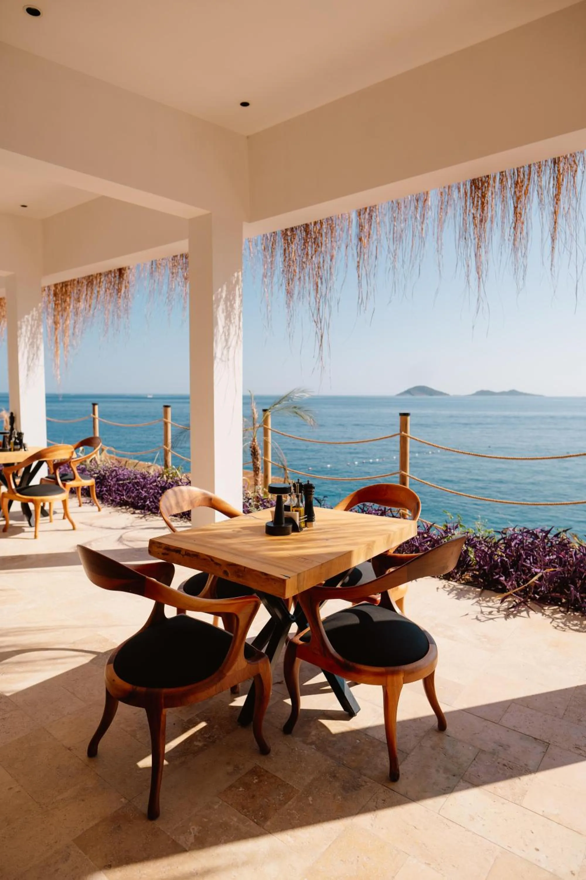 Restaurant/places to eat in Lures Hotel