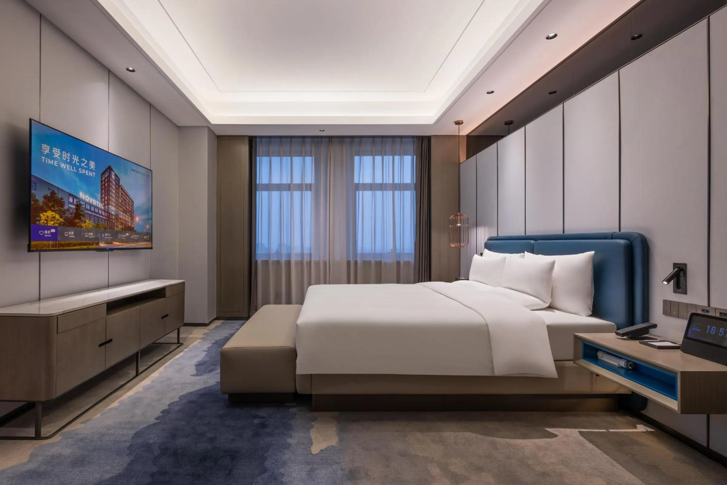 Bed in Novotel Kunshan Yangcheng Lake