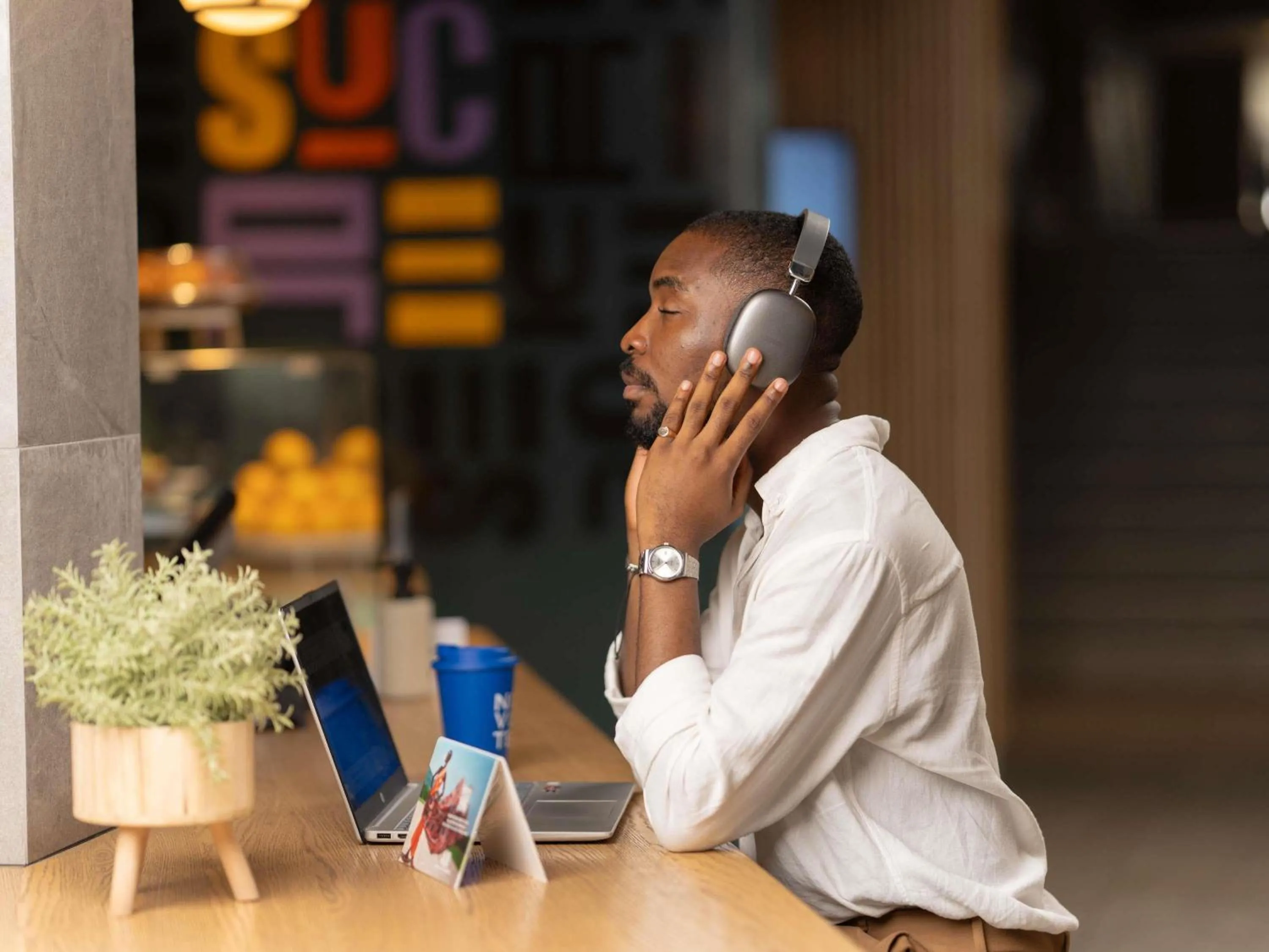 Lounge or bar in Novotel Kinshasa La Gombe