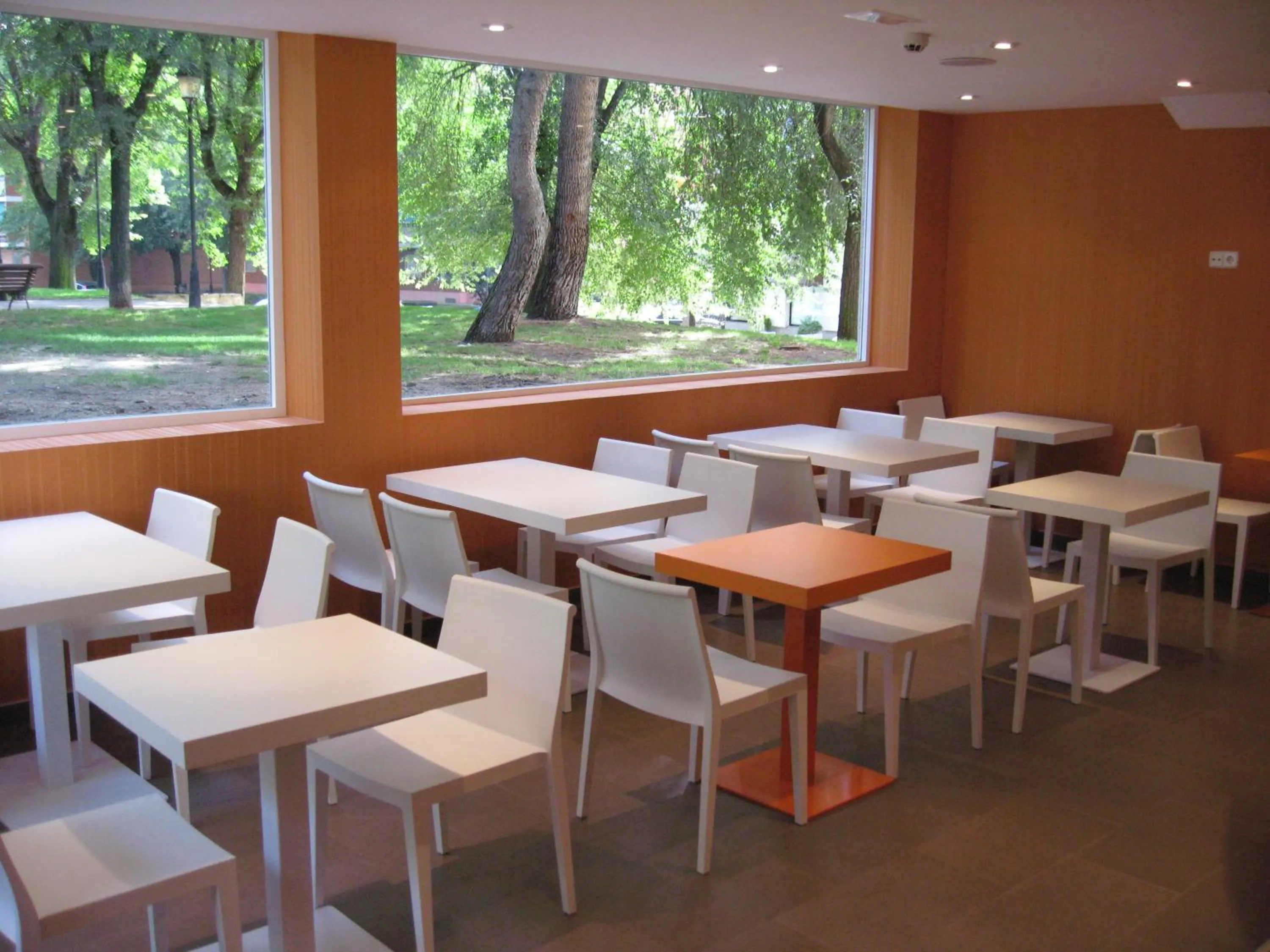 Restaurant/places to eat in Hotel Indiana