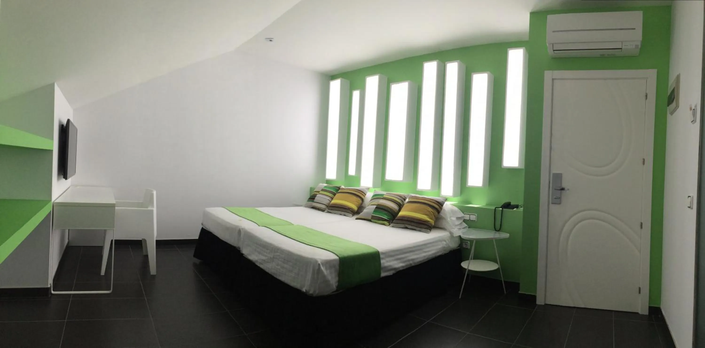 Photo of the whole room, Bed in Hotel Indiana