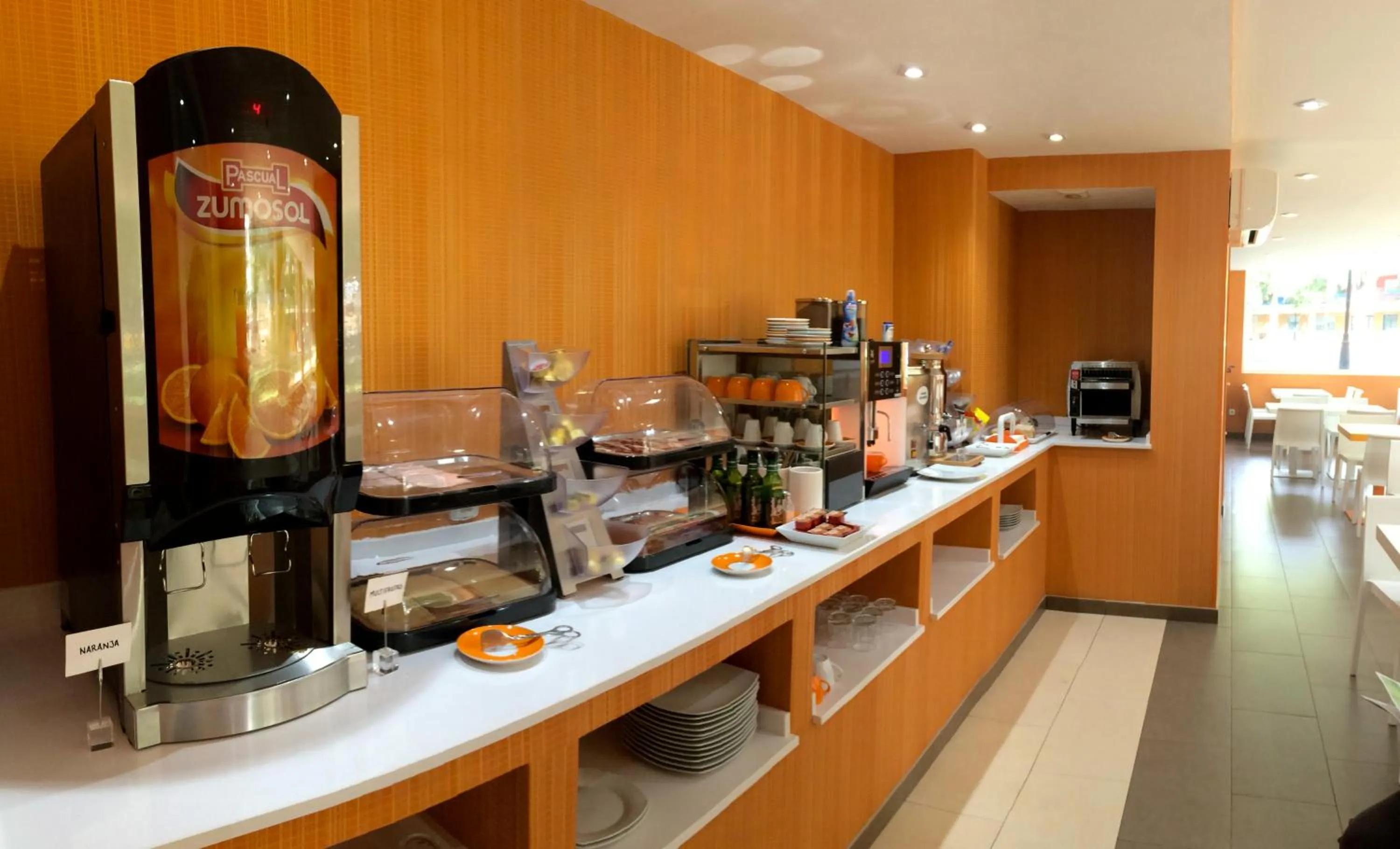 Food and drinks in Hotel Indiana