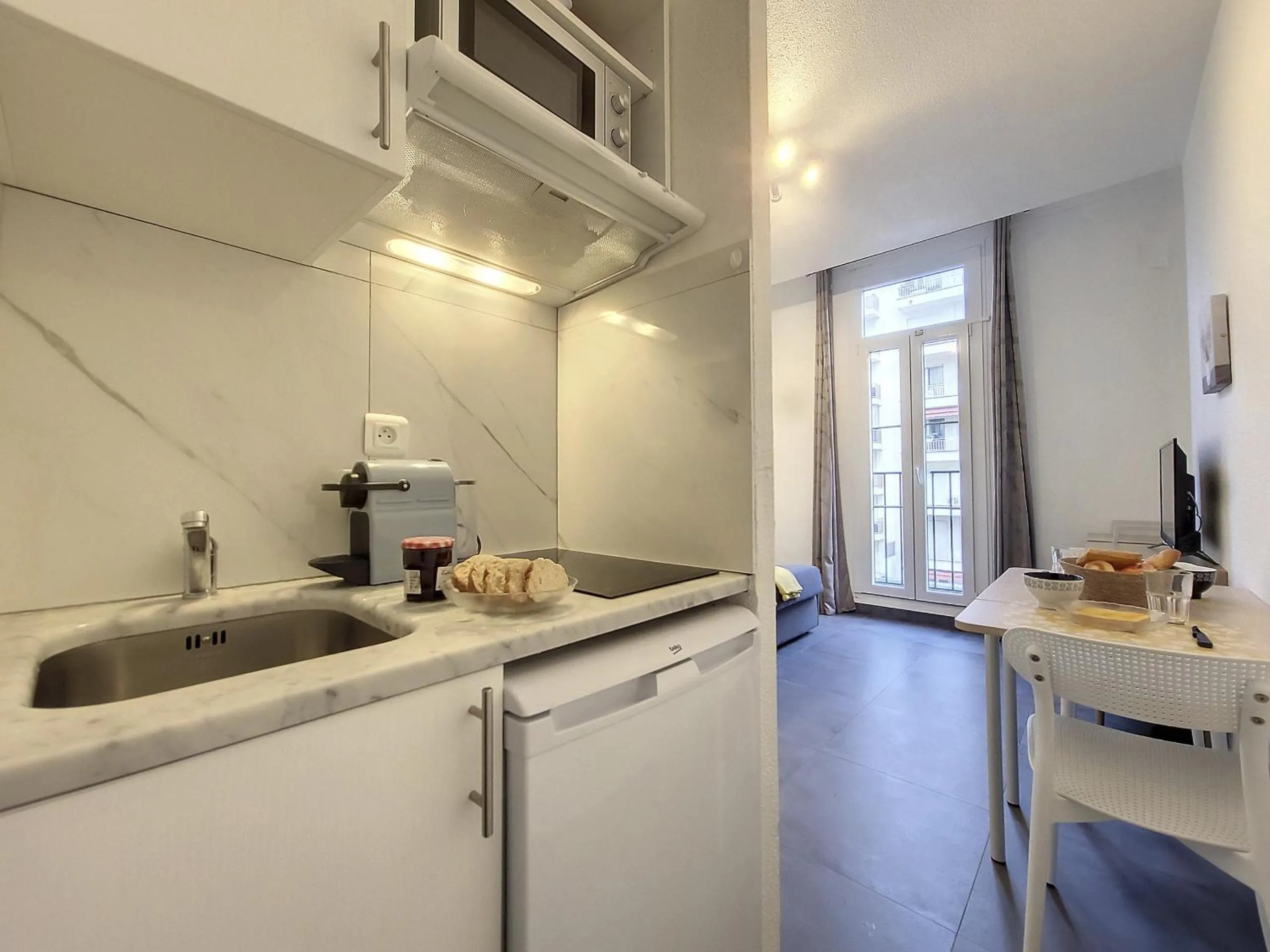 Nestor&Jeeves - GOLDIE FRANCE RIVIERA - Very close sea