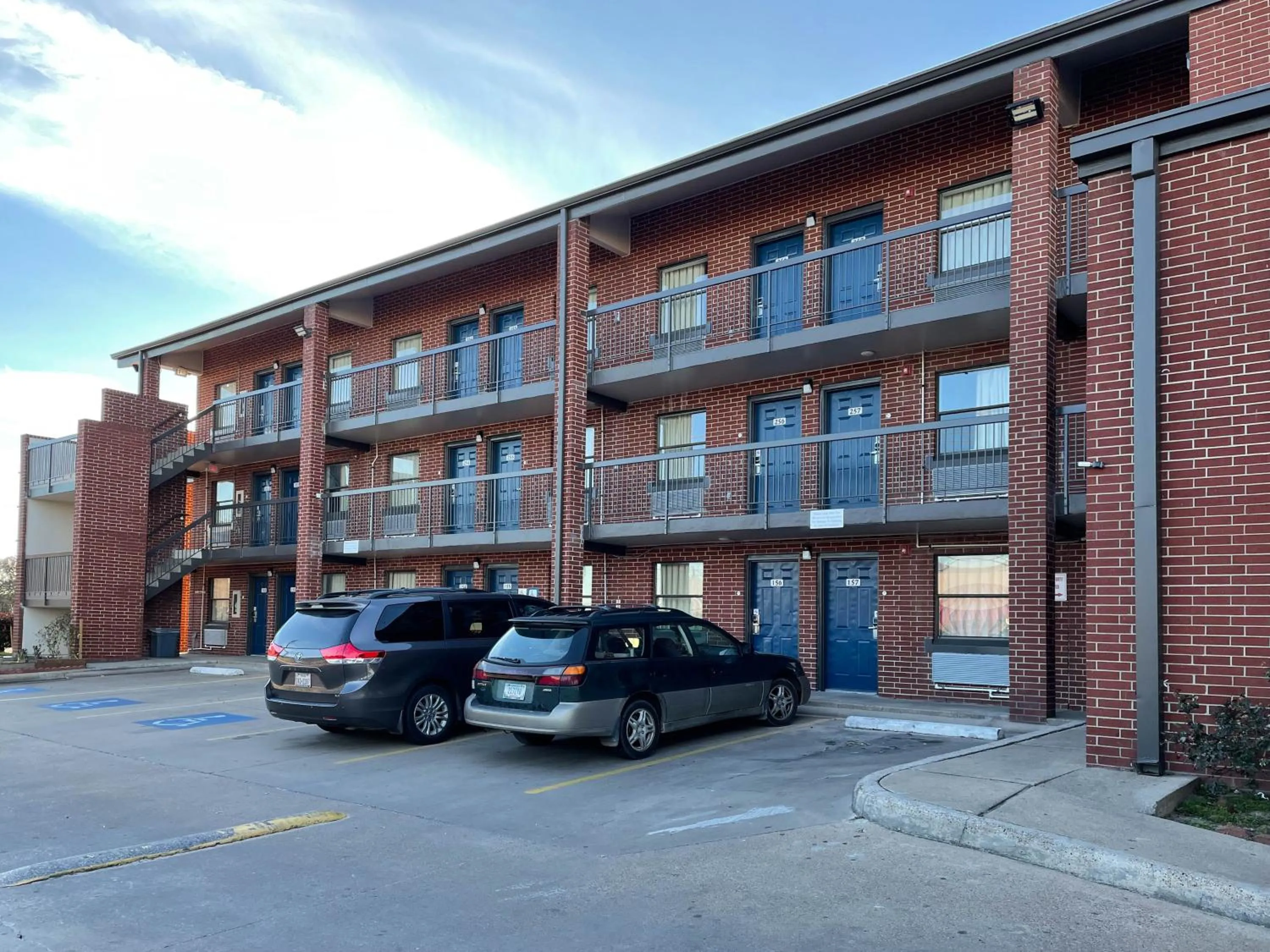 Property building in Studio 6 Houston TX Brookhollow