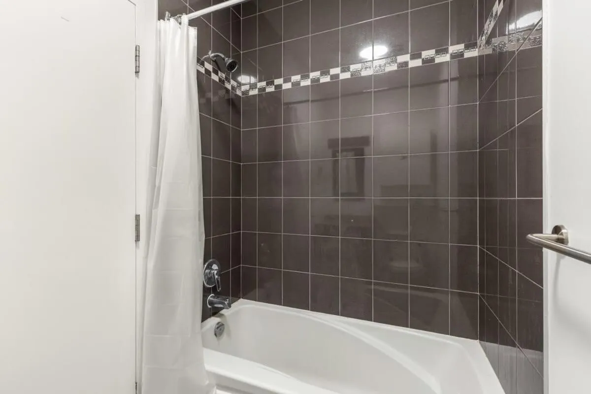 M11 The Simpsons Suite 3BR in The Heart of MTL