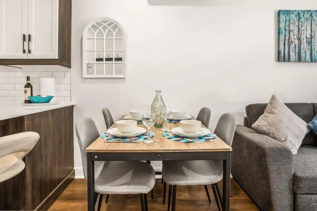 M11 Upscale Comfy Studio wAC in Perfect Location