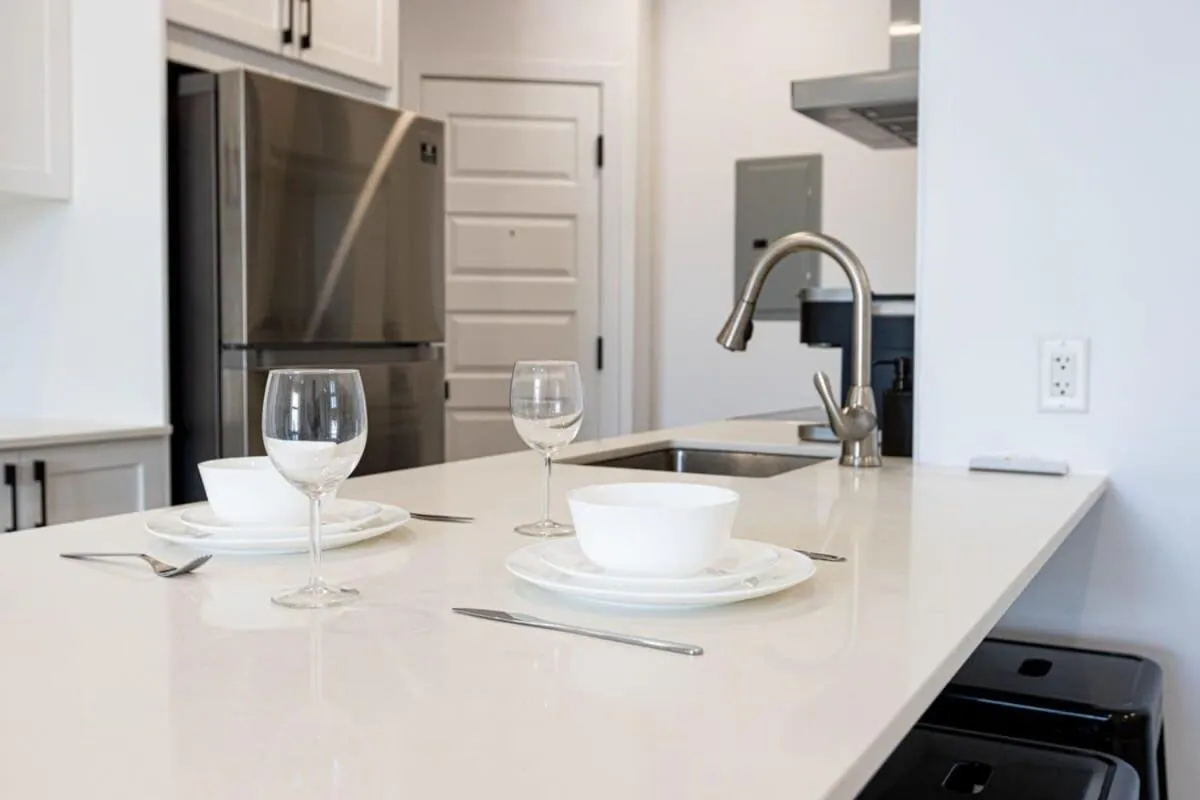 M11 Upscale Spacious 1BR wKingBed AC in Heart of PlateauMile-End