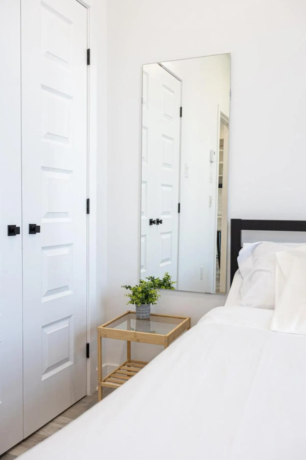 Bed in M11 Upscale Spacious 1BR wKingBed AC in Heart of PlateauMile-End