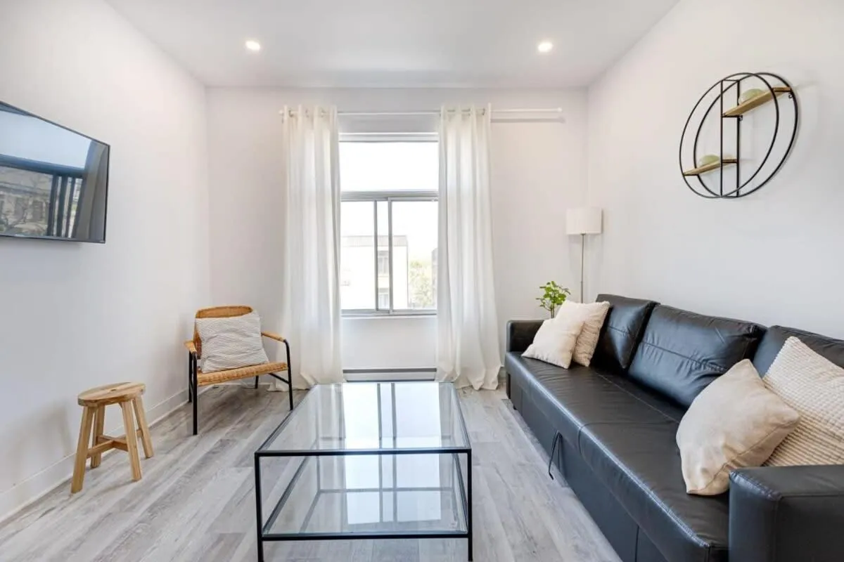 M11 Upscale Spacious 1BR wKingBed AC in Heart of PlateauMile-End