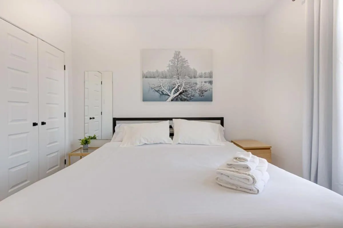 Bed in M11 Upscale Spacious 1BR wKingBed AC in Heart of PlateauMile-End