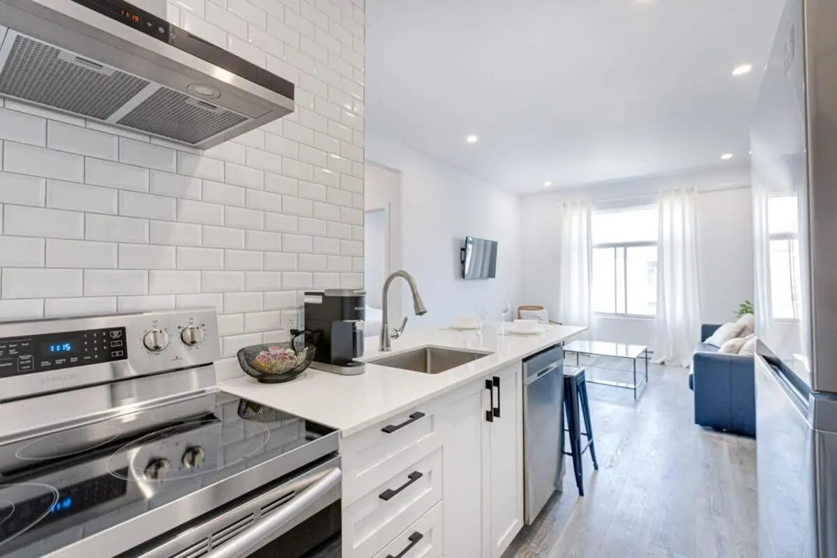 M11 Upscale Spacious 1BR wKingBed AC in Heart of PlateauMile-End