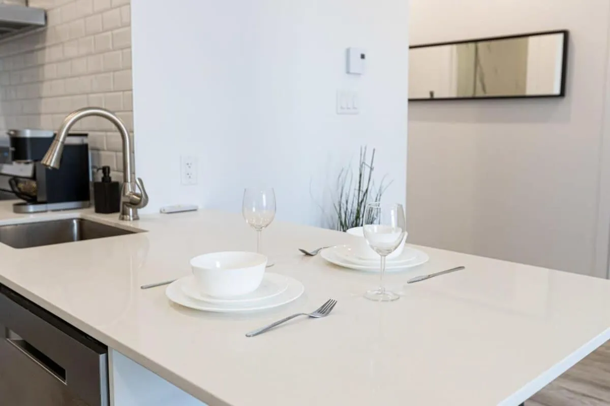 M11 Upscale Spacious 1BR wKingBed AC in Heart of PlateauMile-End