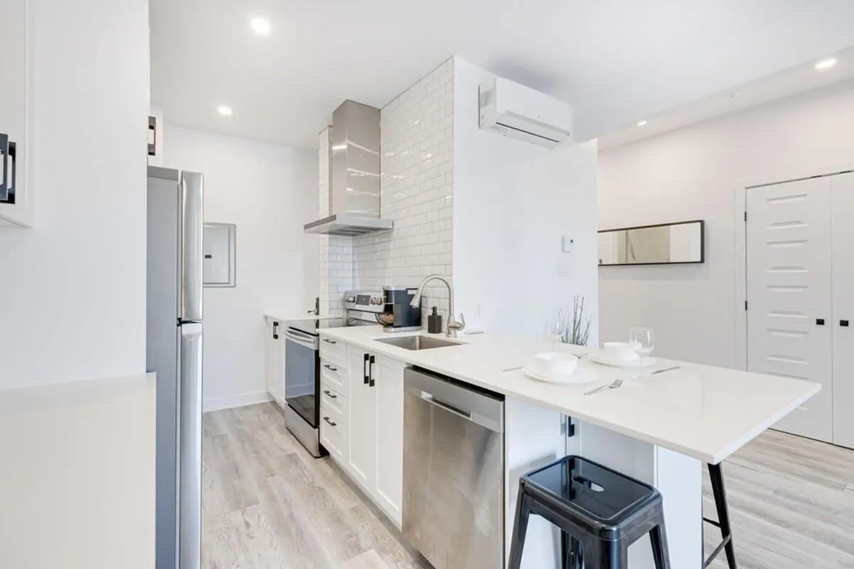 M11 Upscale Spacious 1BR wKingBed AC in Heart of PlateauMile-End
