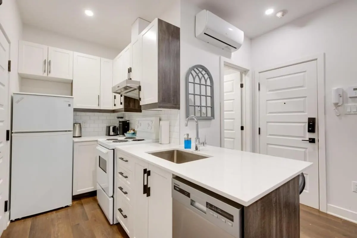 M11 Modern Comfy Studio wAC in PlateauMile-End