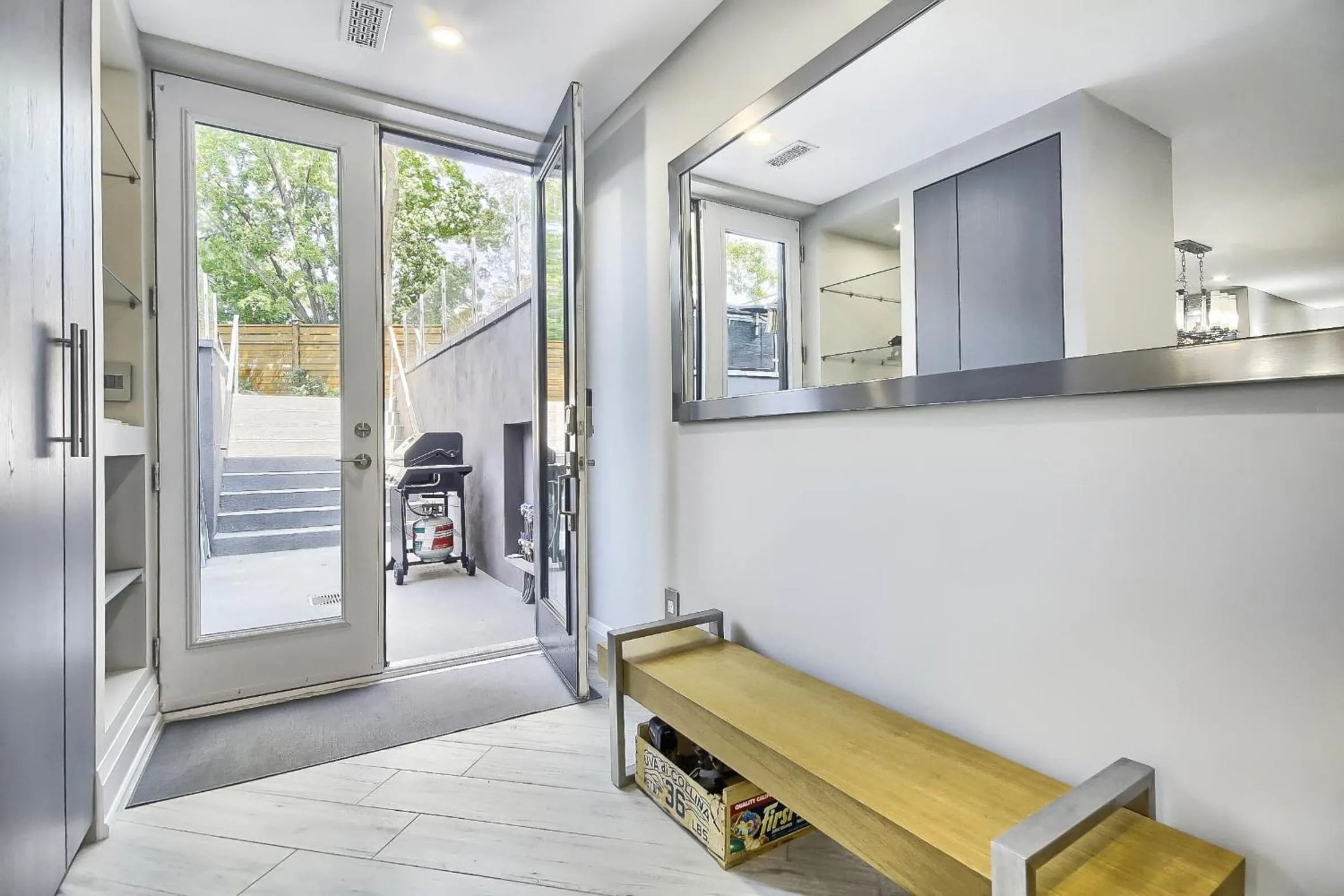 Facade/entrance in Charming and Luxurious 2BR+1Bath Guest Suite