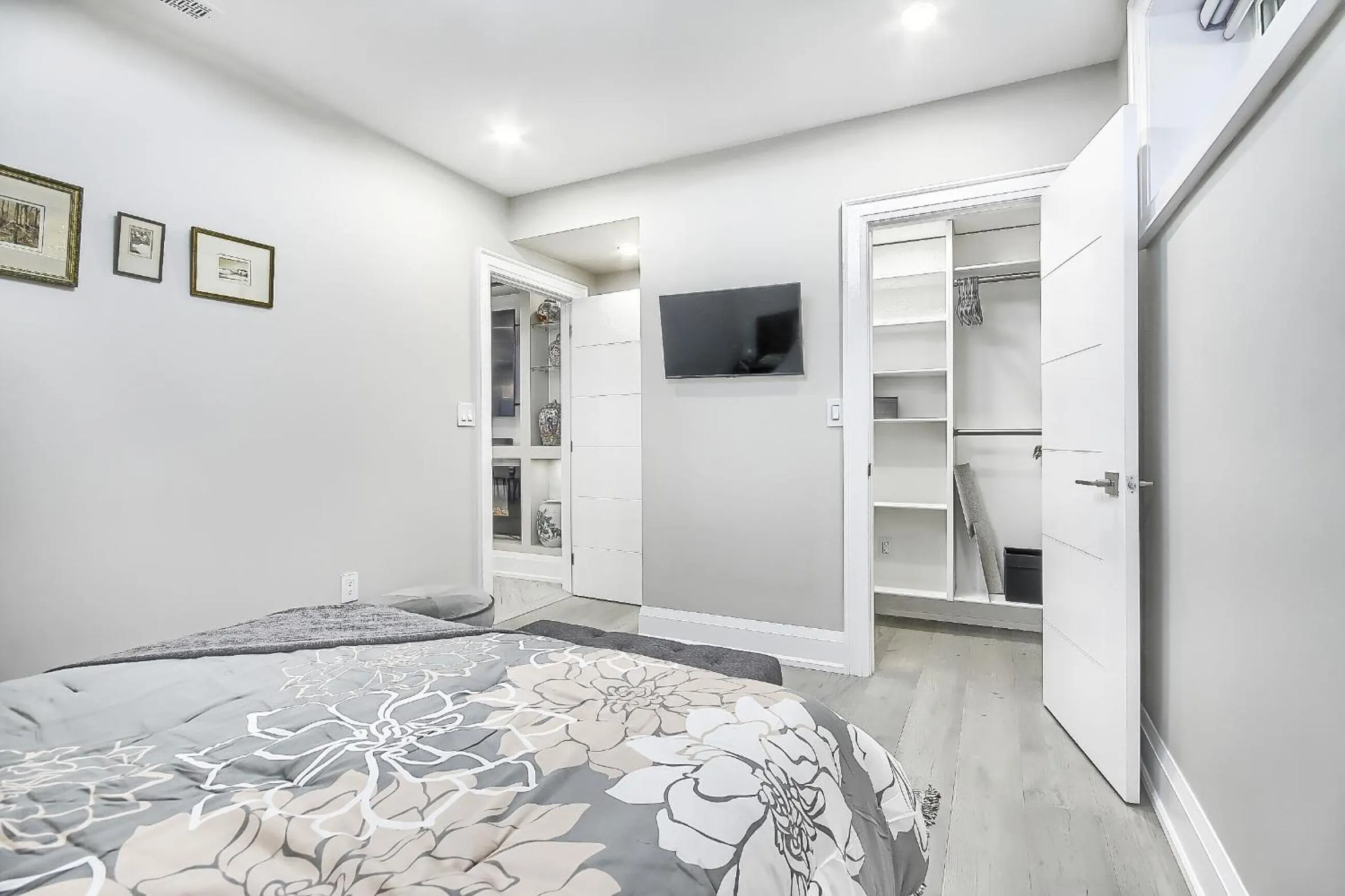 Bed in Charming and Luxurious 2BR+1Bath Guest Suite