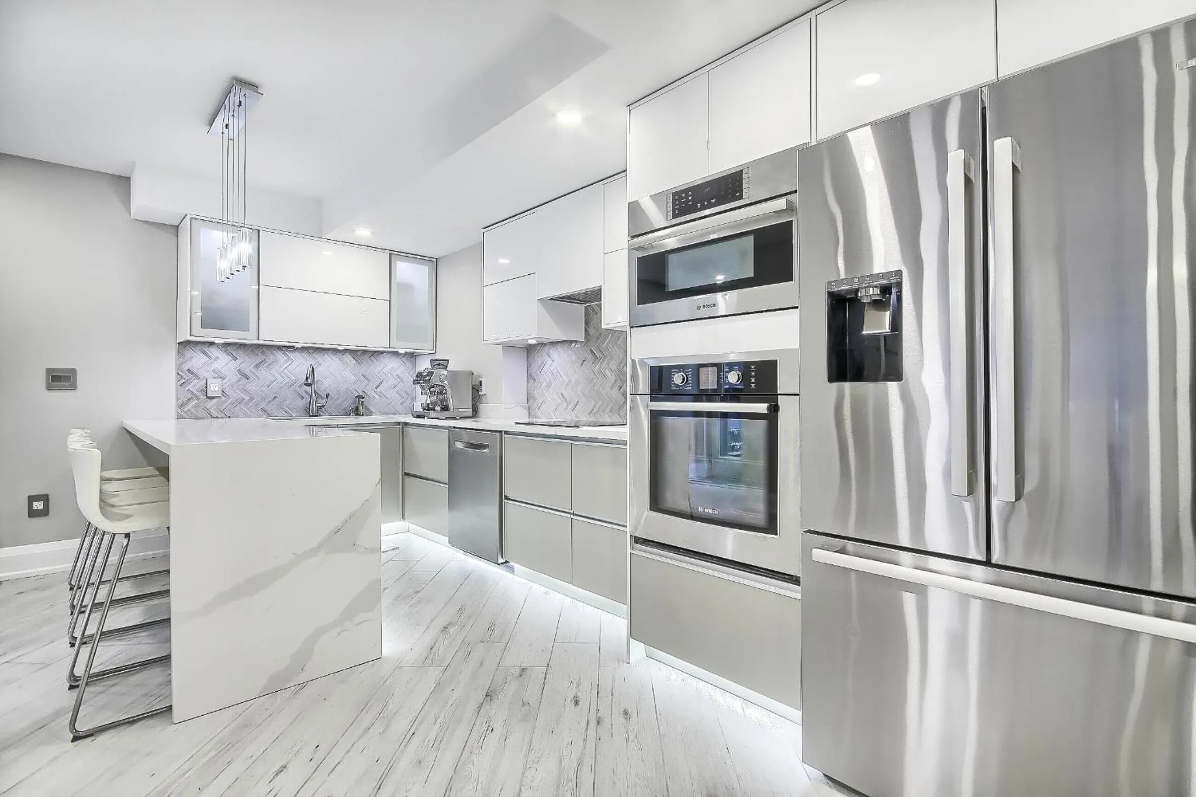 Kitchen or kitchenette in Charming and Luxurious 2BR+1Bath Guest Suite