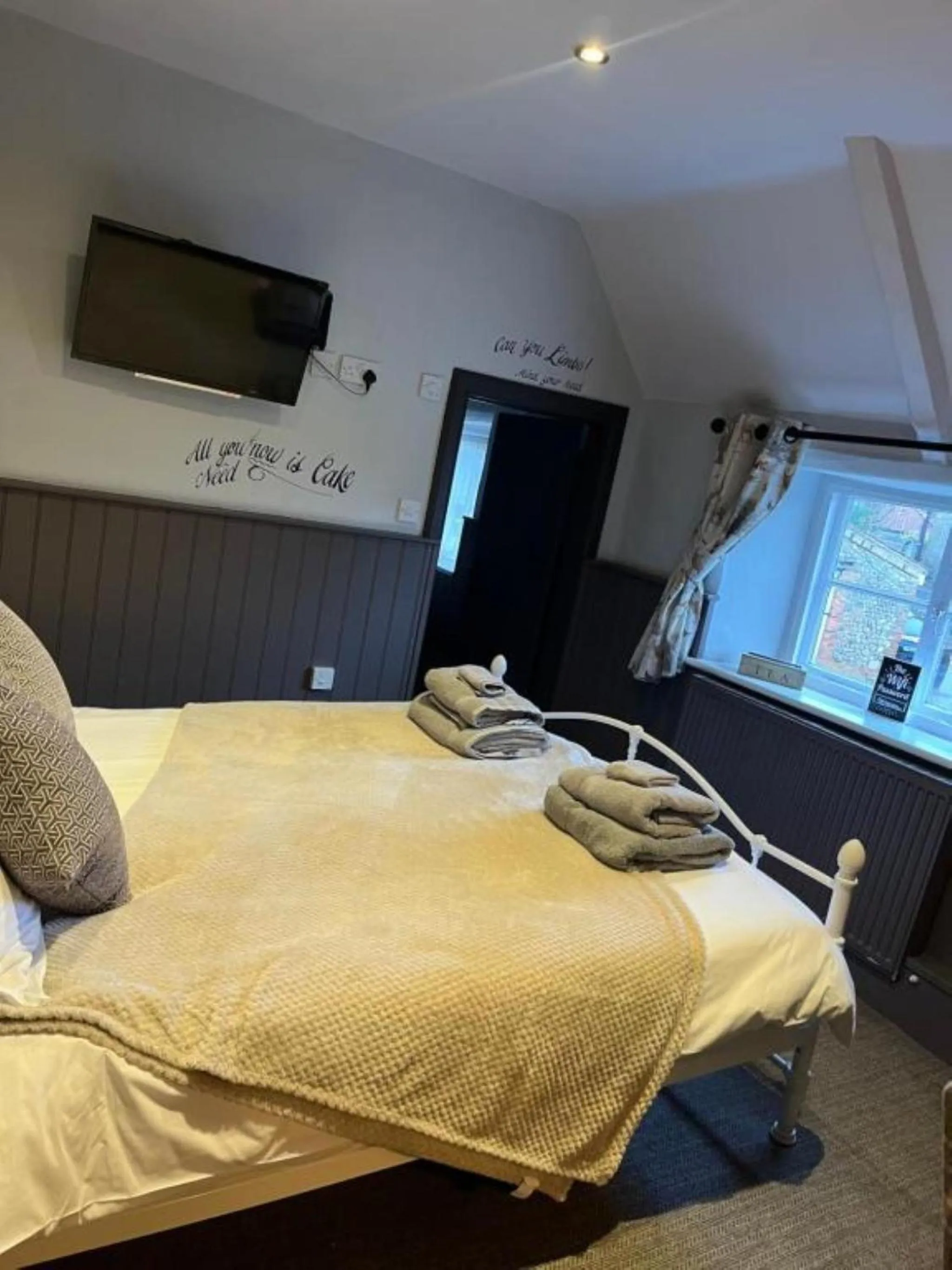 Bedroom, Bed in The Crown Inn