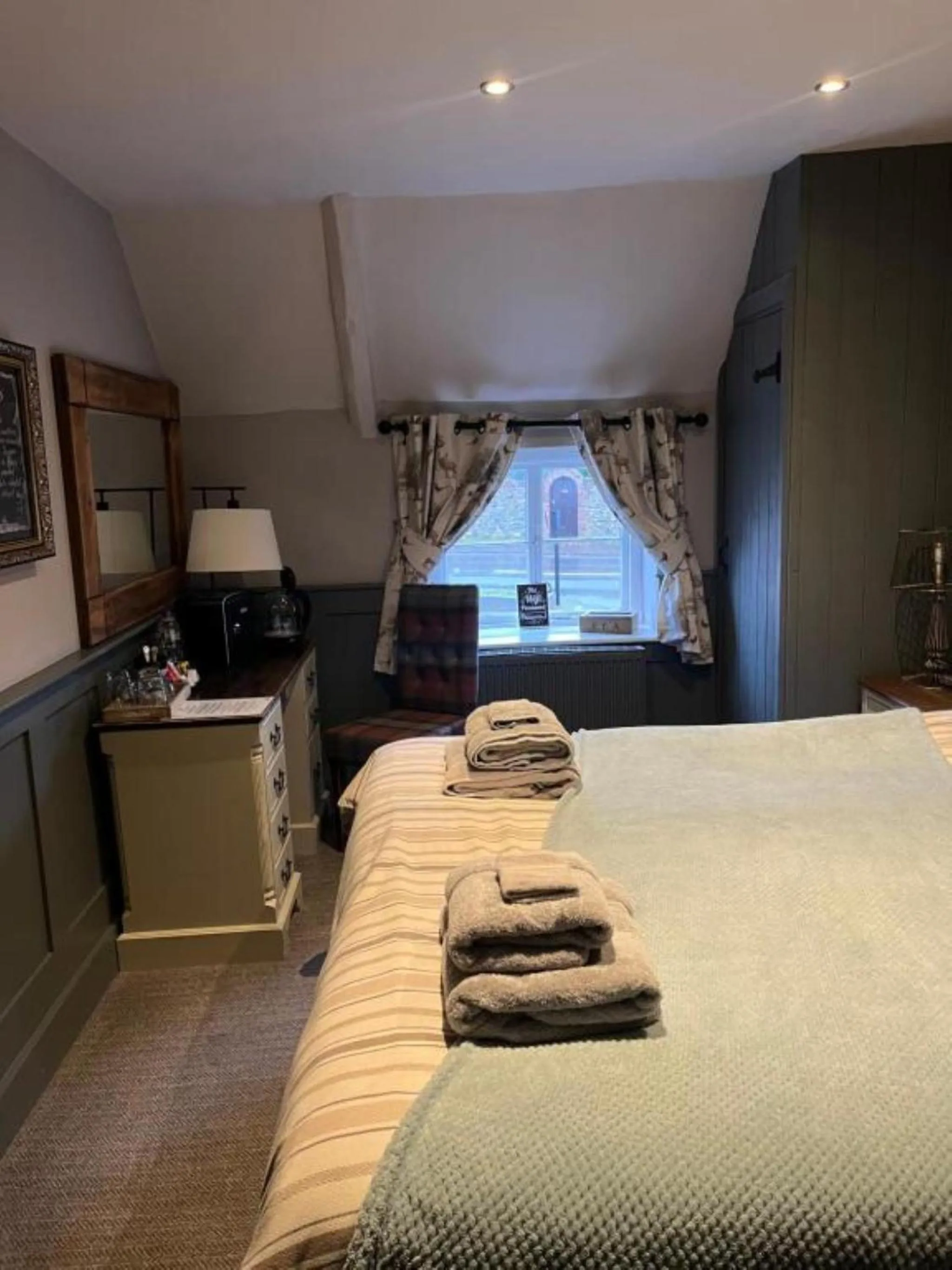 Bedroom, Bed in The Crown Inn