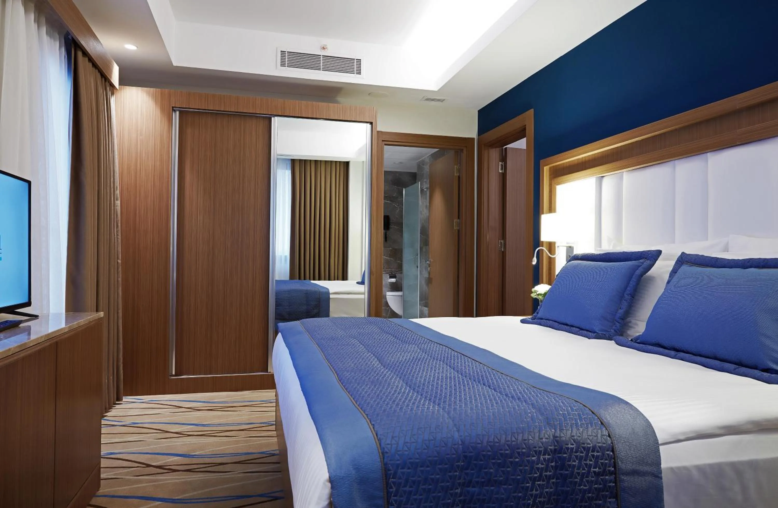 Photo of the whole room, Bed in Dedeman Kayseri