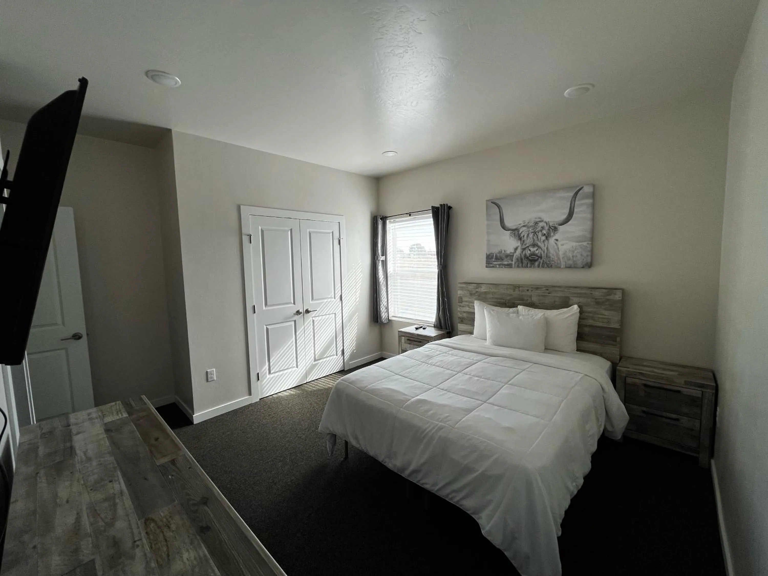 Photo of the whole room, Bed in Longhorn Flats