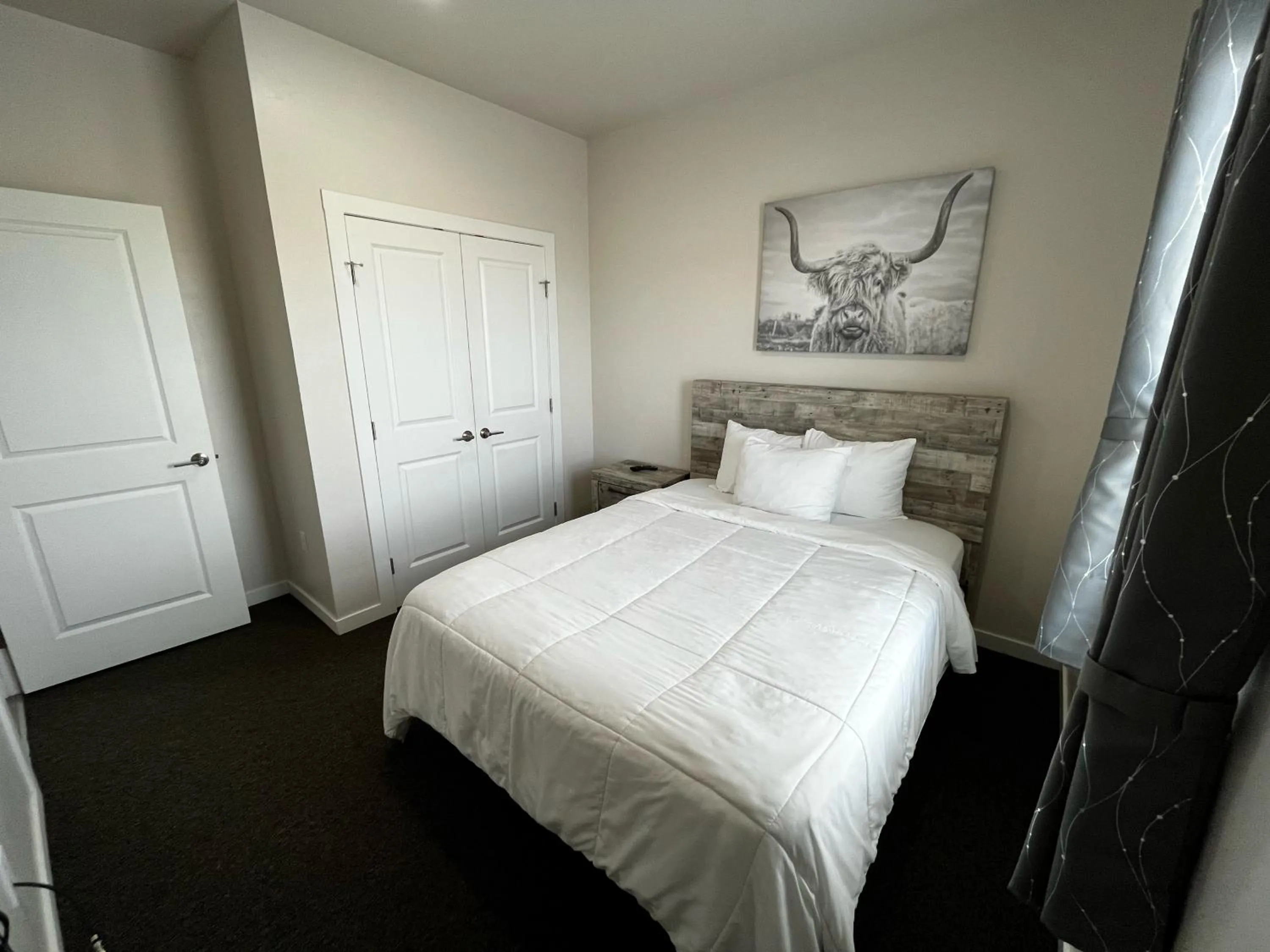 Photo of the whole room, Bed in Longhorn Flats