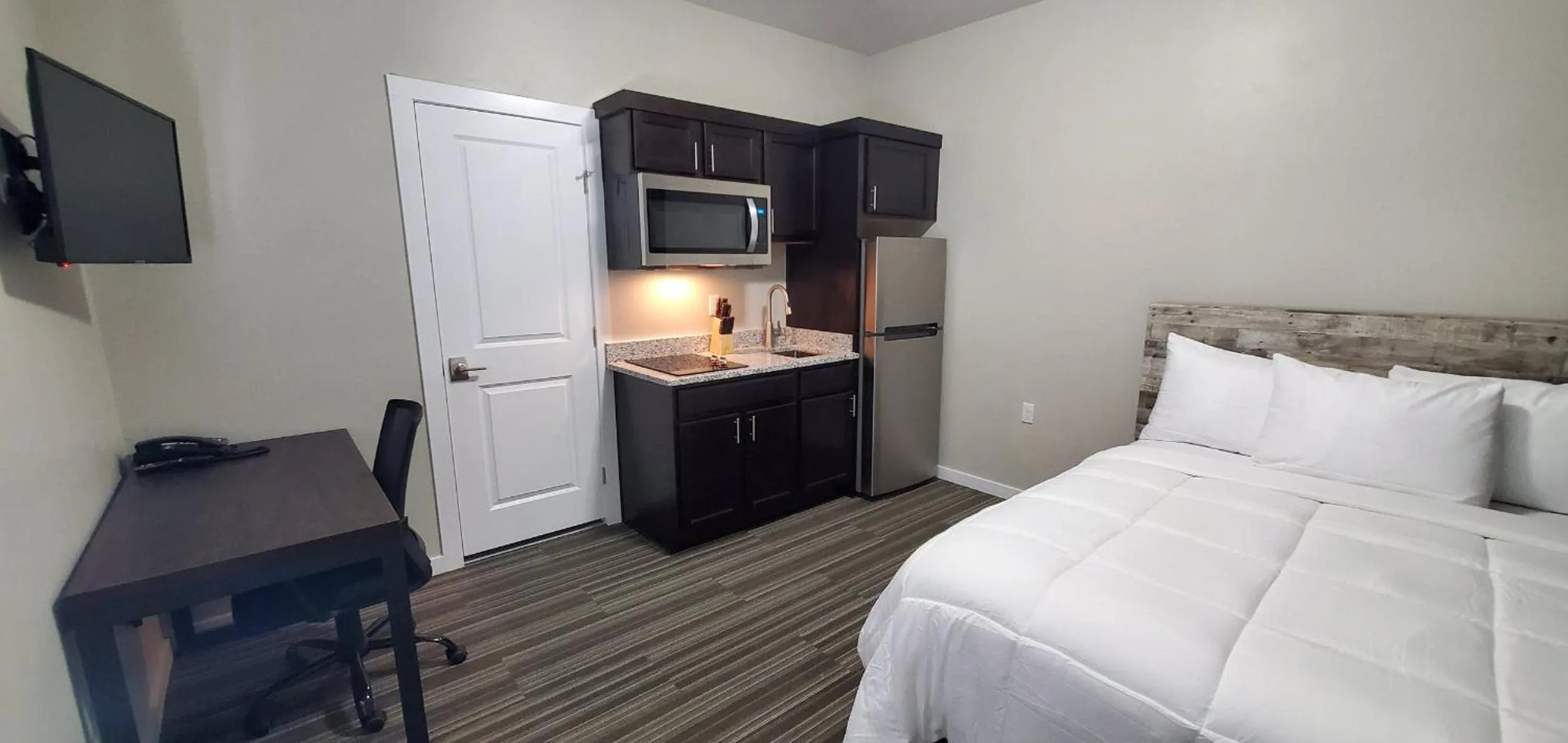 Kitchen or kitchenette, Bed in Longhorn Flats