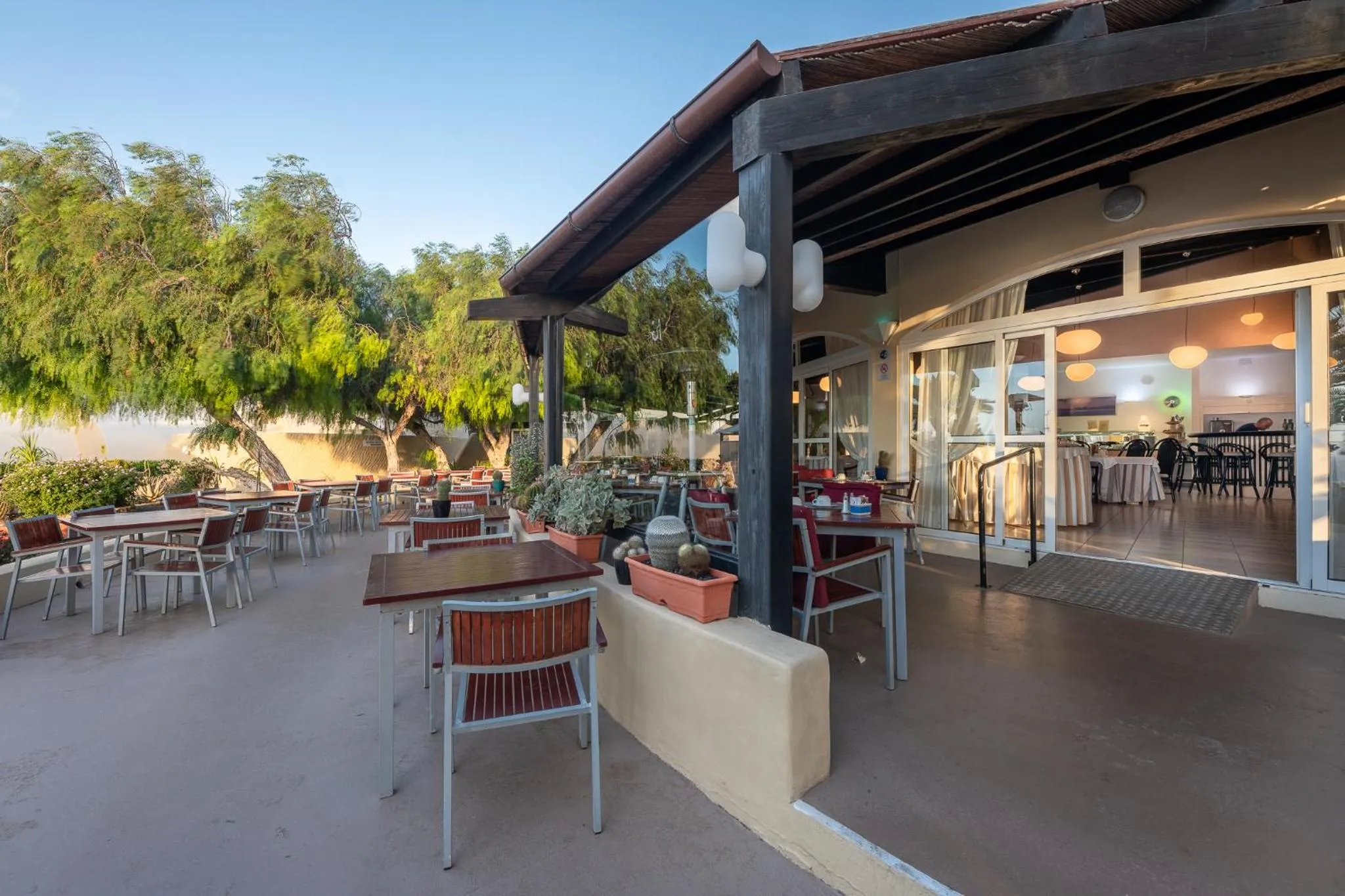 Restaurant/places to eat in Hotel LIVVO Risco del Gato Suites