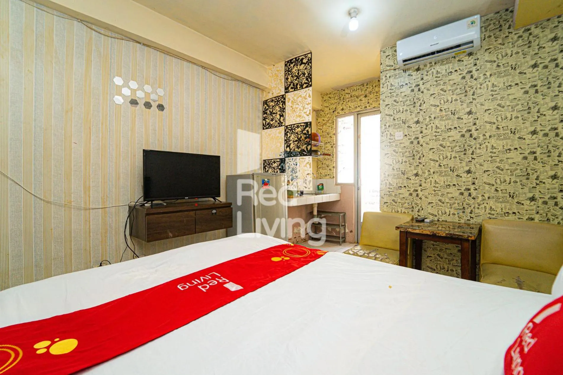 Bedroom, Bed in RedLiving Apartemen Kalibata City - Homy Jasen Tower Jasmine