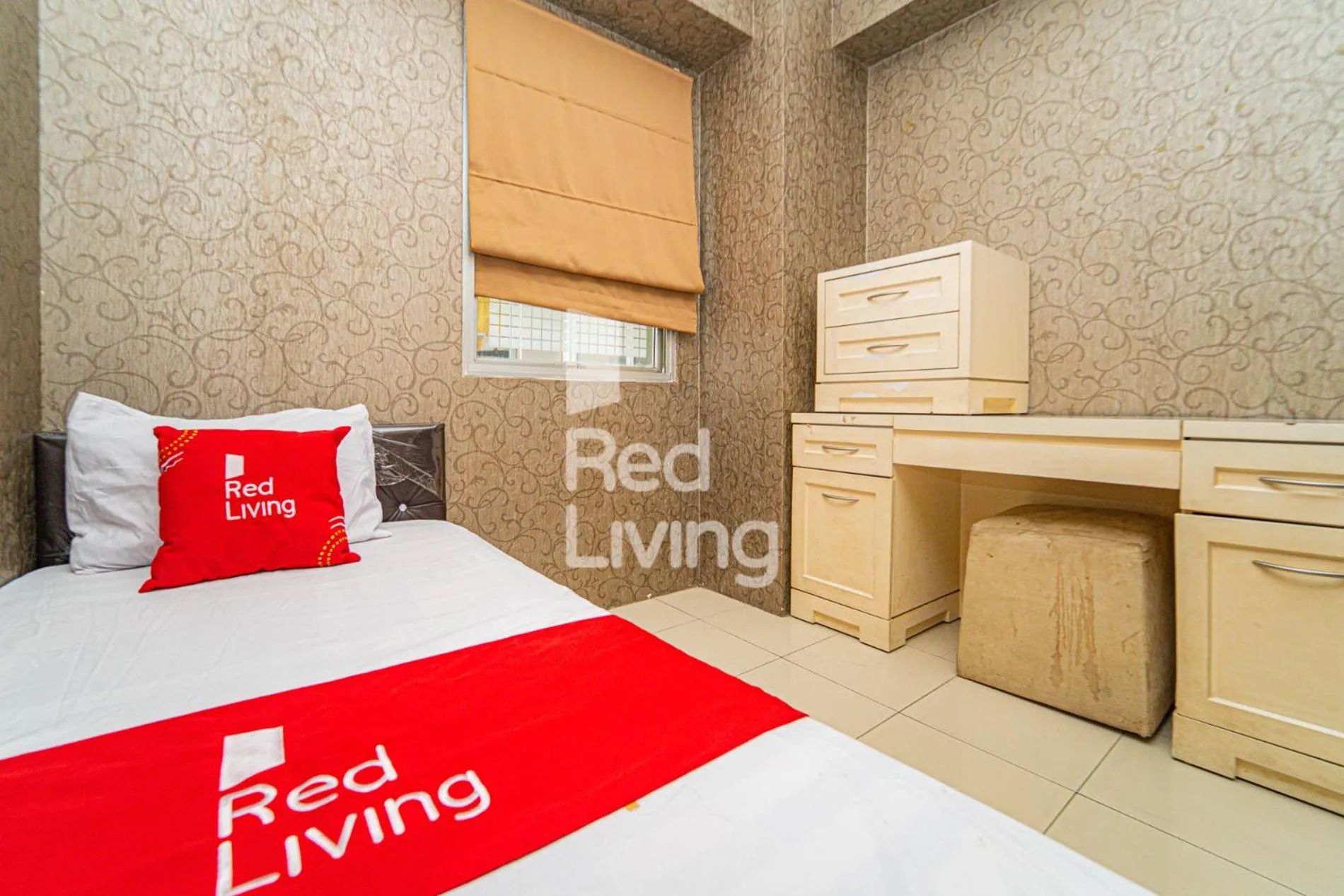 Bedroom, Bed in RedLiving Apartemen Kalibata City - Homy Jasen Tower Jasmine