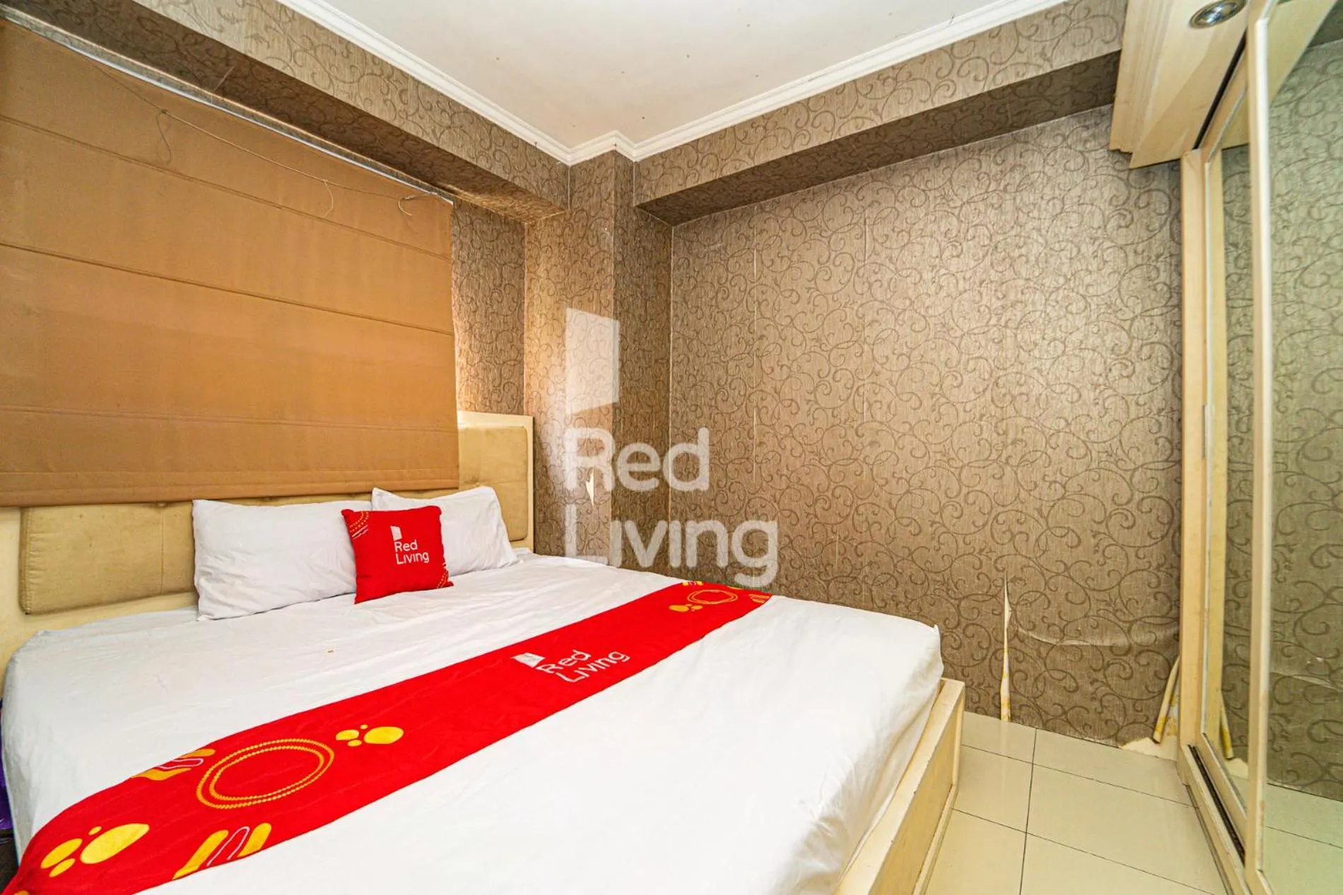 Bedroom, Bed in RedLiving Apartemen Kalibata City - Homy Jasen Tower Jasmine