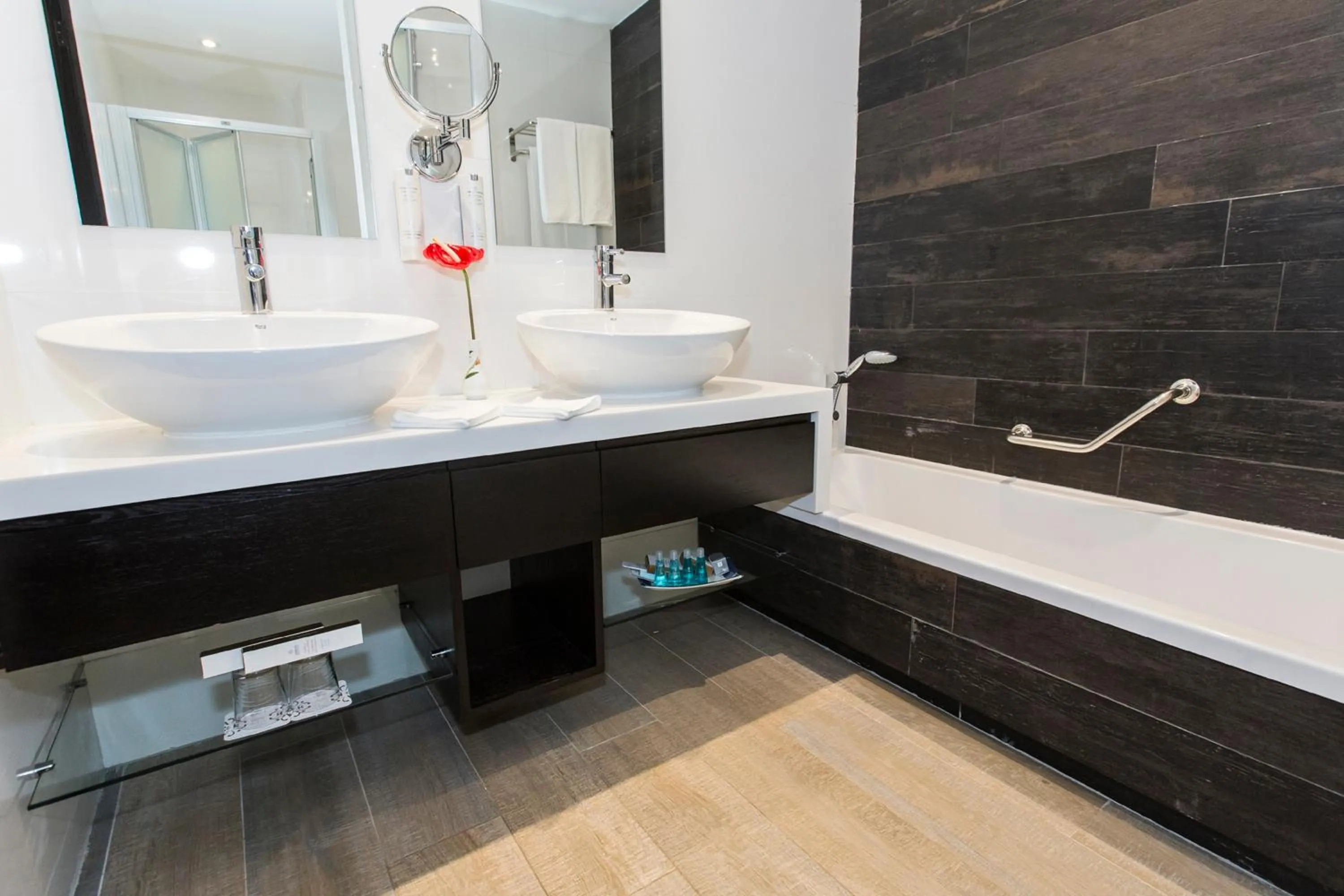 Bathroom in Adrián Hoteles Jardines de Nivaria